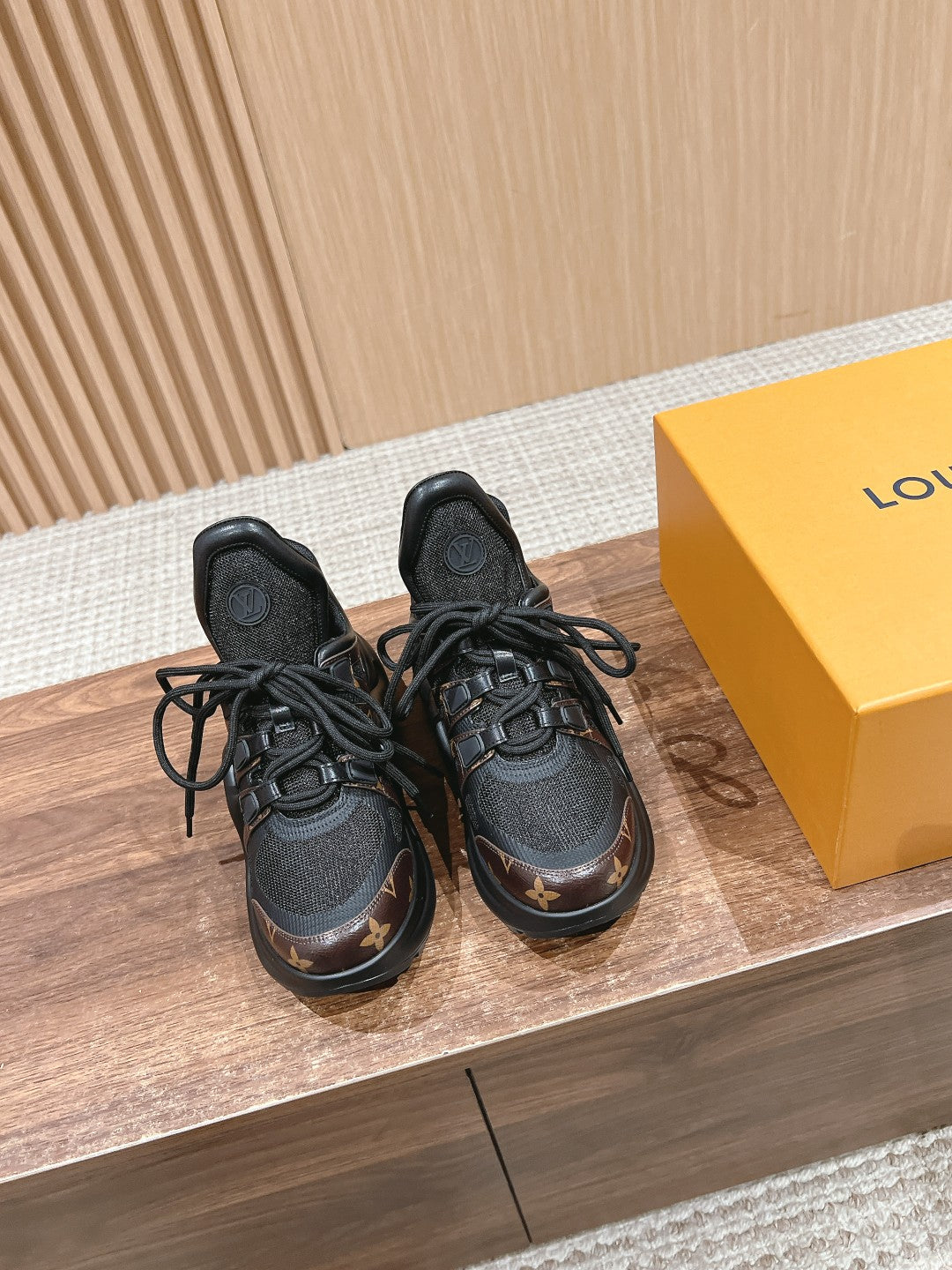 LV ARCHLIGHT SNEAKER IN BLACK CANVAS AND CHOCOLATE BROWN MONOGRAM CALFSKIN、mysite、Cacoeks
