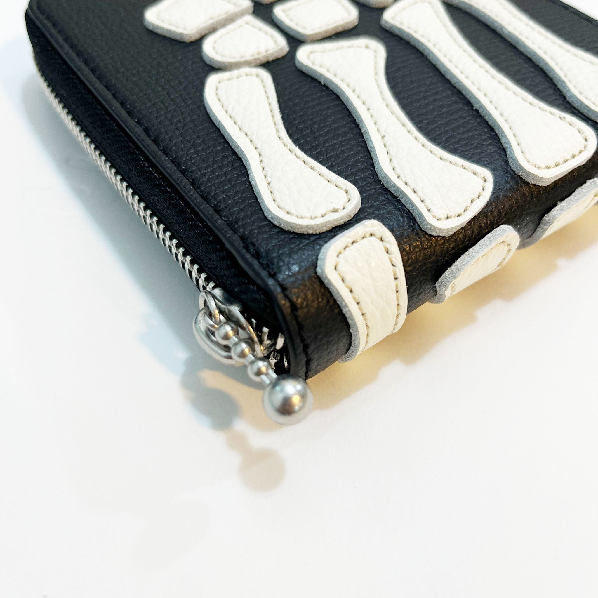 KAPITAL THUMBS UP BONE HAND ZIP WALLET  K2503XG522   Black 