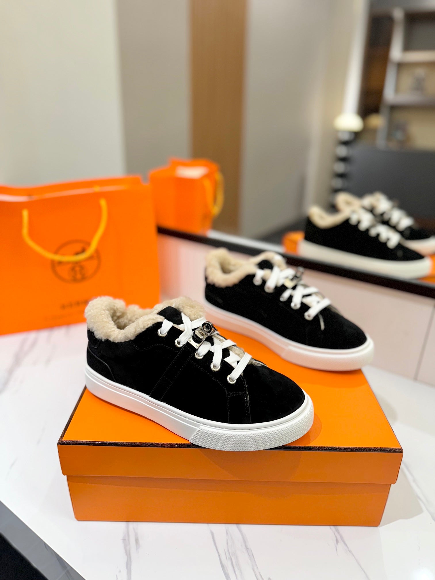 DAY SNEAKER IN BLACK SUEDE AND FLEECE LINING、mysite、Cacoeks