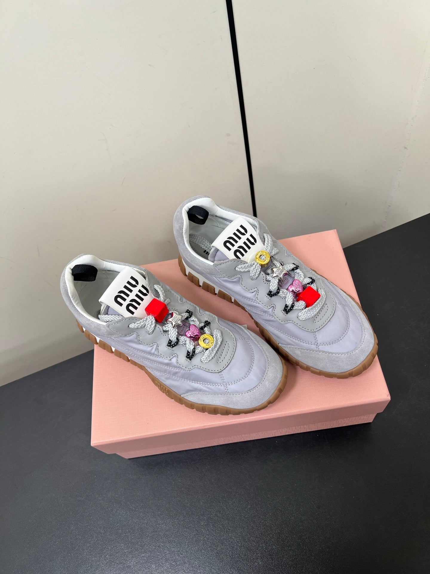TYRE SNEAKERS IN GREY TECHNICAL FABRIC AND SUEDE WITH STICKER、mysite、Cacoeks