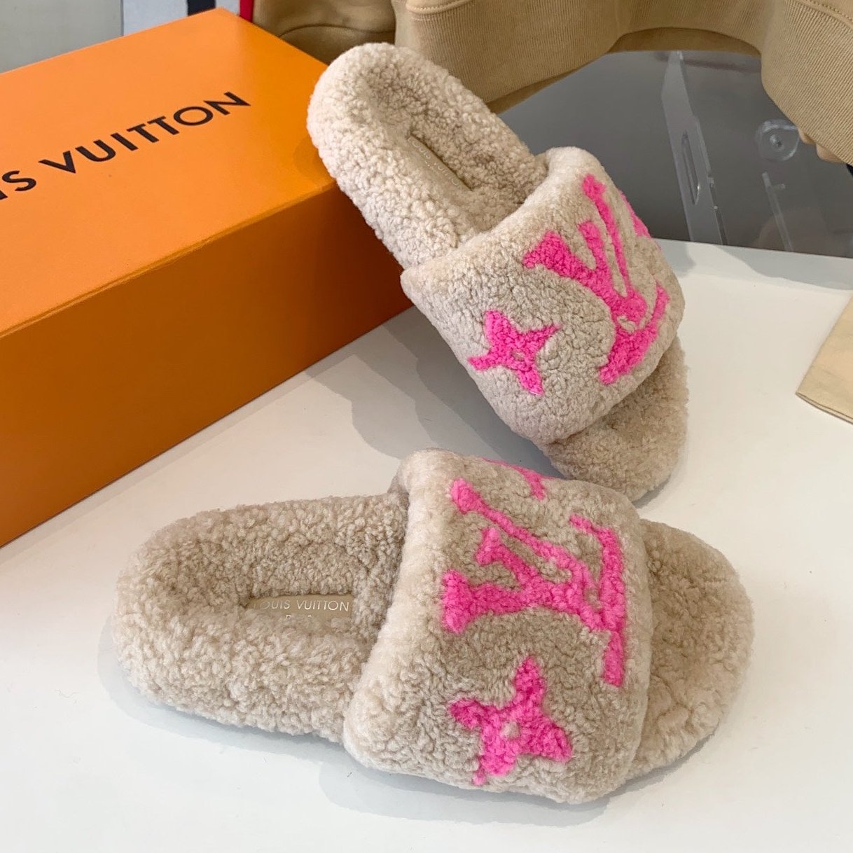 LV WOMEN'S PASEO FLAT SLIPPER IN BEIGE FLEECE WITH BRIGHT PINK LOGO、mysite、Cacoeks