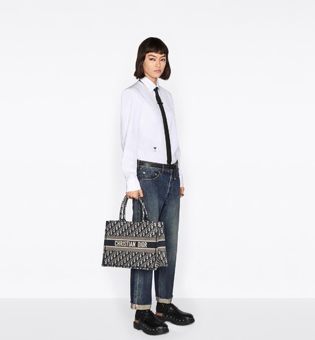 Dior Book Tote ミディアムバッグ aria_wornViewCropped aria_openGallery