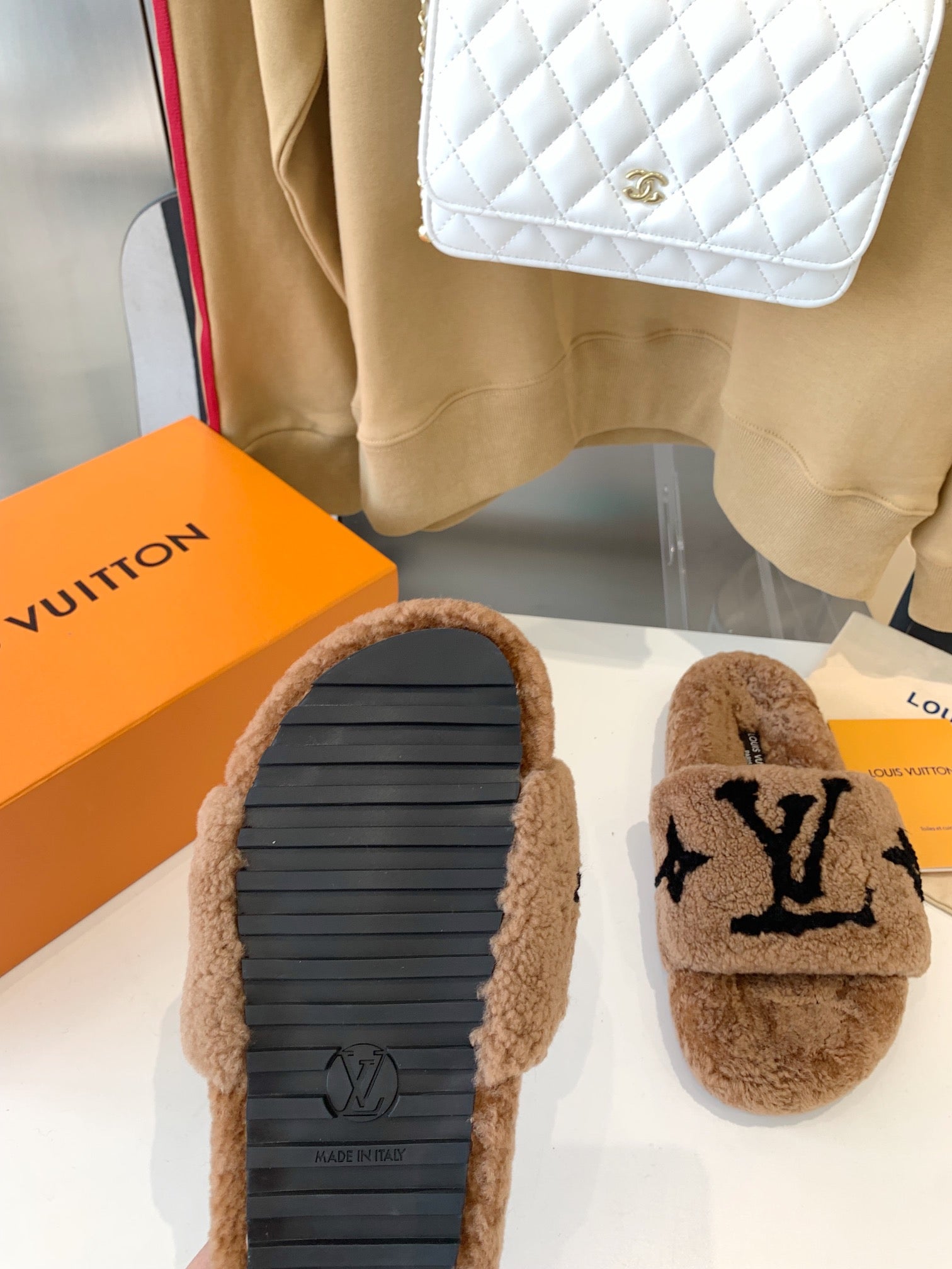 LV WOMEN'S PASEO FLAT SLIPPER IN CARAMEL BROWN FLEECE WITH BLACK LOGO、mysite、Cacoeks