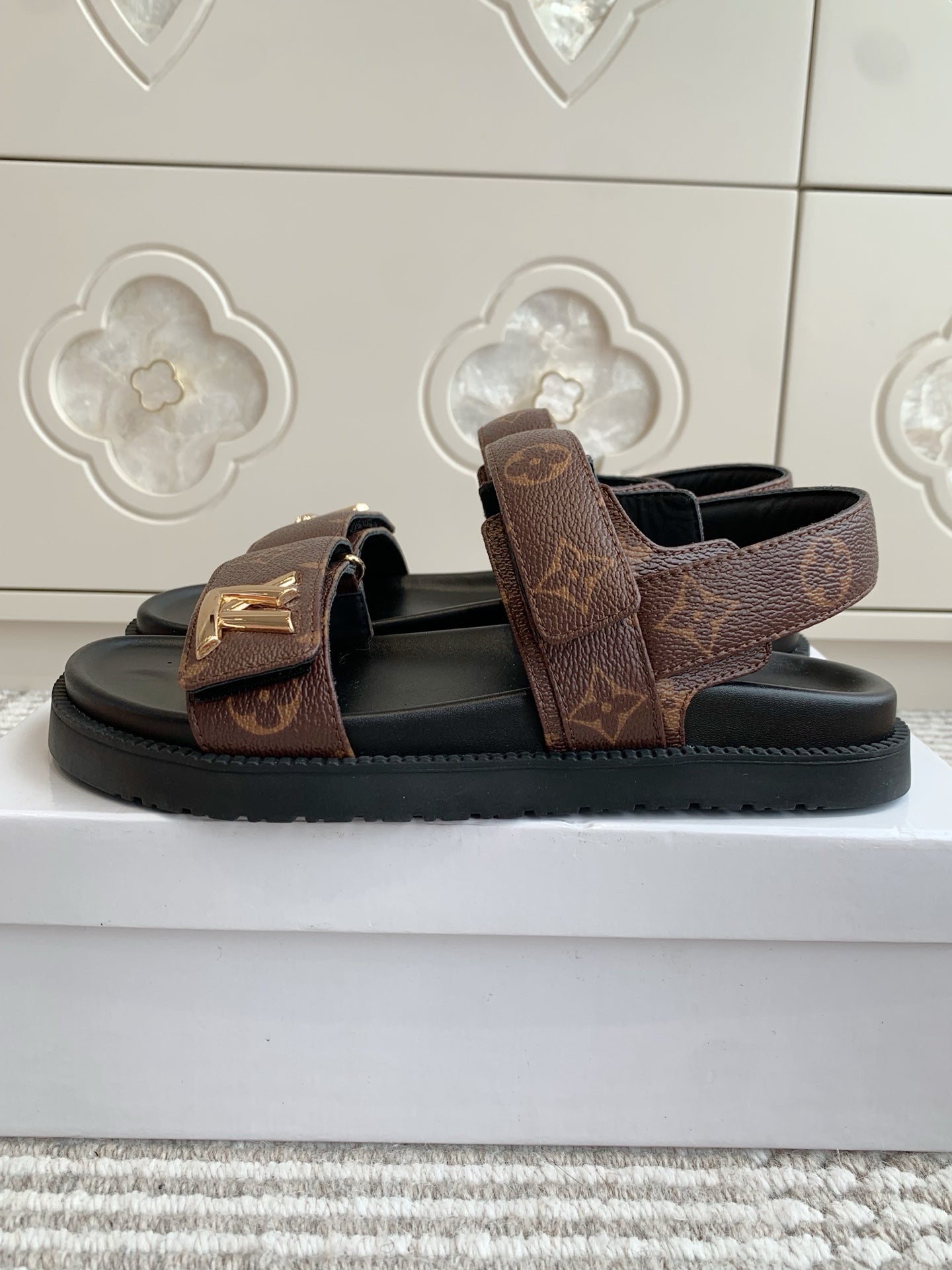 LV SANDALS 25S IN BROWN MIX BLACK CALFSKIN WITH GOLD HARDWARE、mysite、Cacoeks