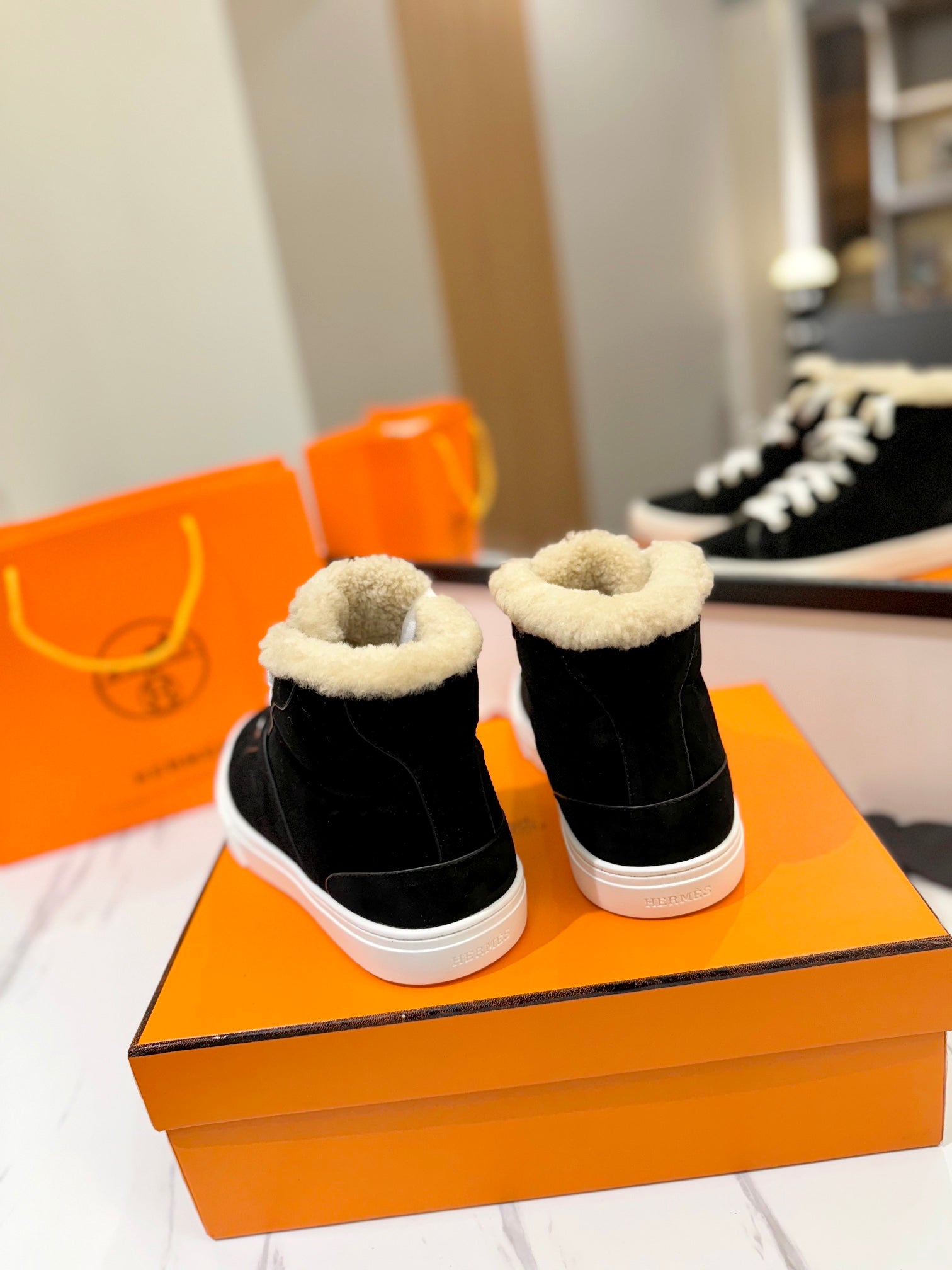 CHEALSEA BOOTS IN BLACK SUEDE AND FLEECE LINING、mysite、Cacoeks