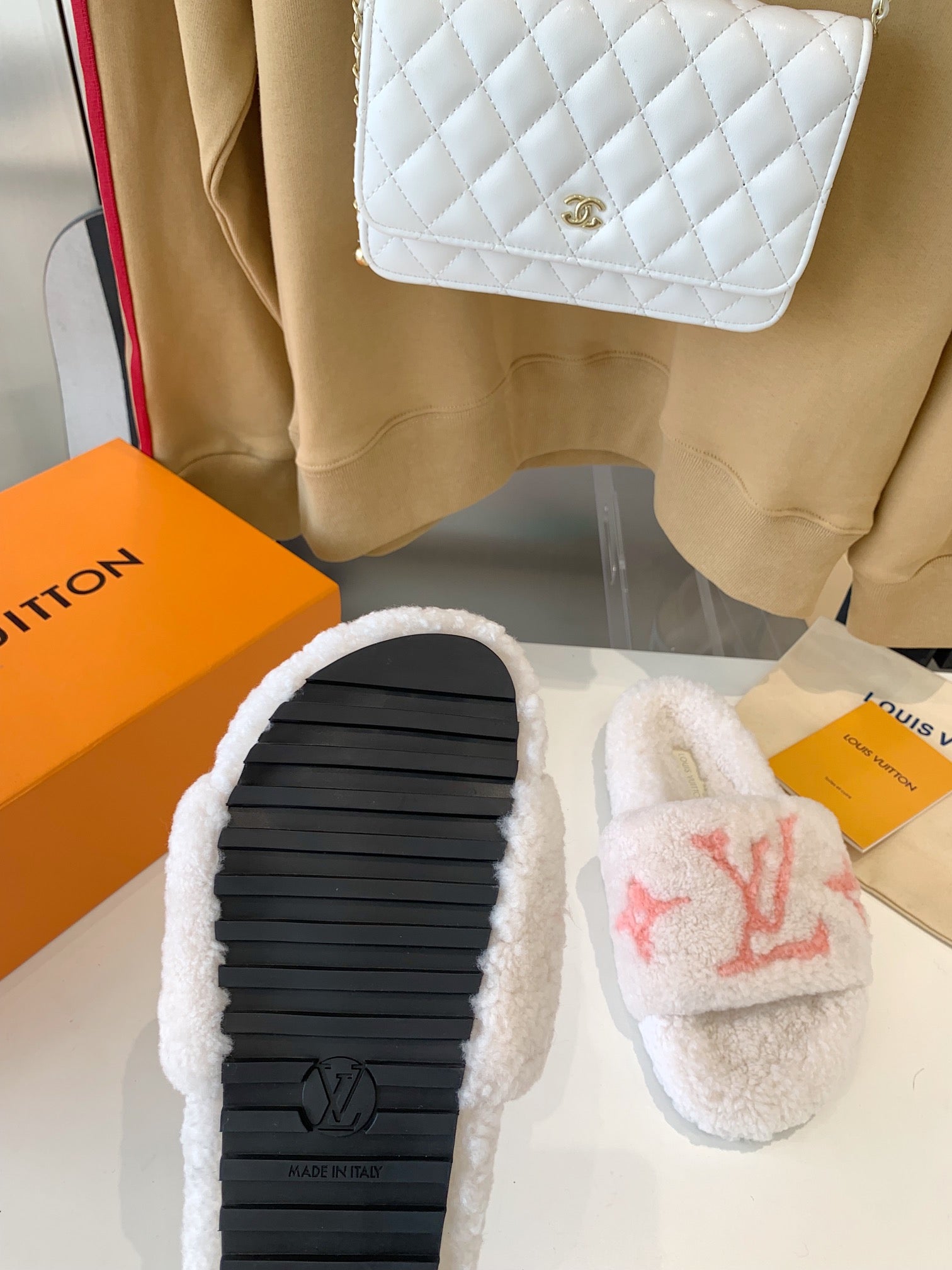 LV WOMEN'S PASEO FLAT SLIPPER IN WHITE FLEECE WITH LIGHT PINK LOGO、mysite、Cacoeks