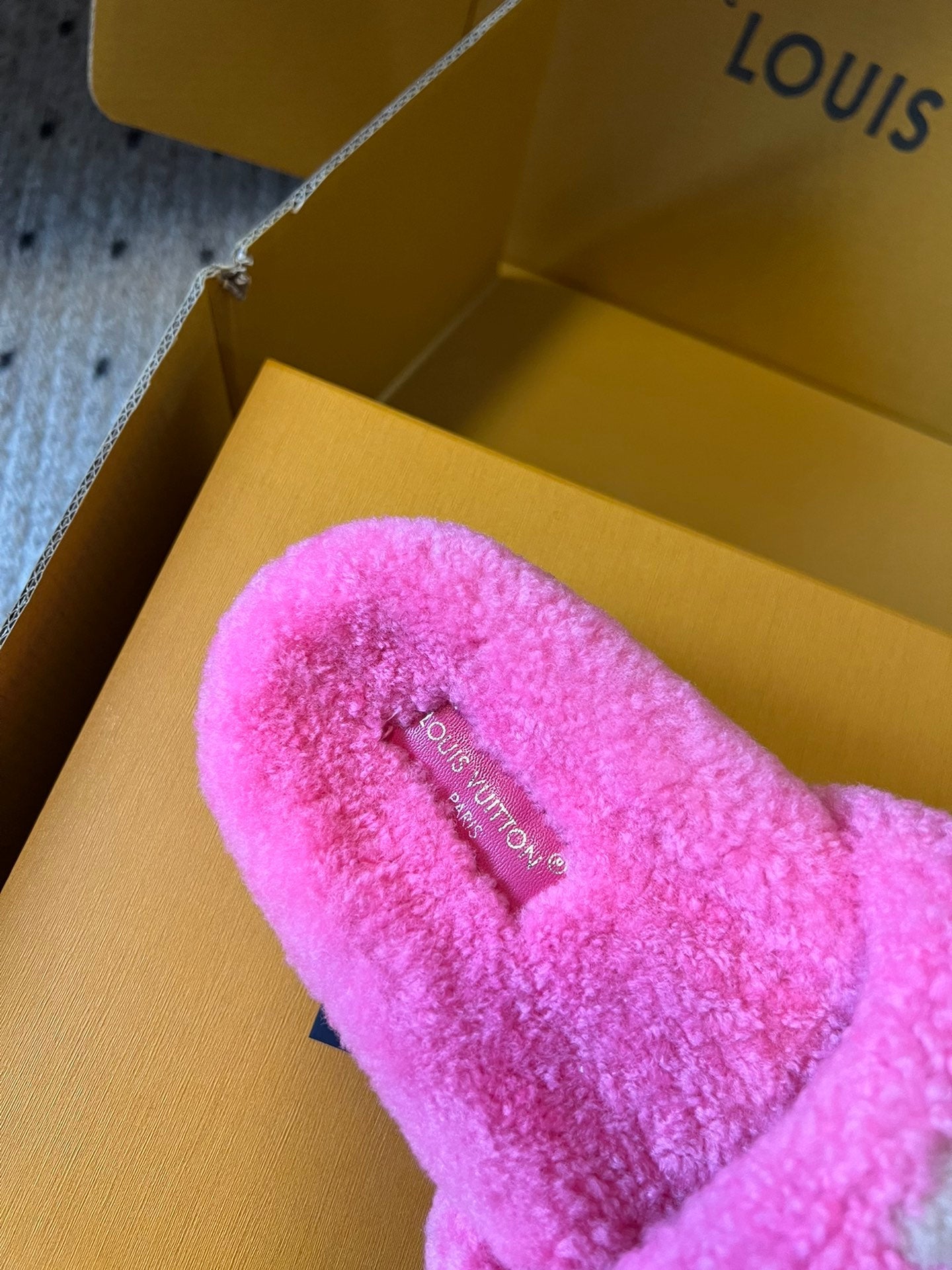SLIPPER IN BRIGHT PINK FLEECE WITH CAMEL BEIGE LOGO、mysite、Cacoeks