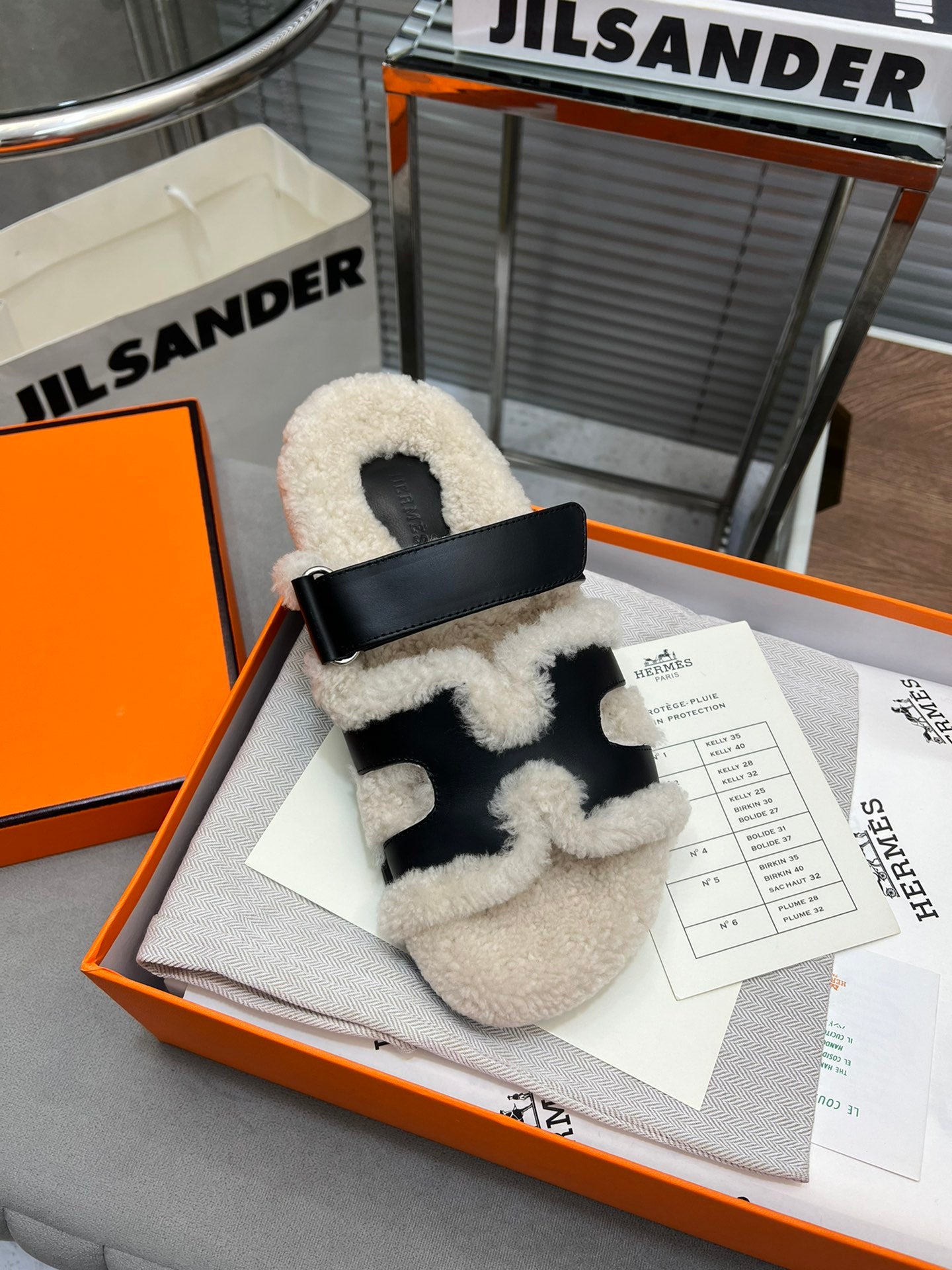 CHYPRE SLIPPERS IN BEIGE LAMB WOOL AND BLACK CALFSKIN、mysite、Cacoeks