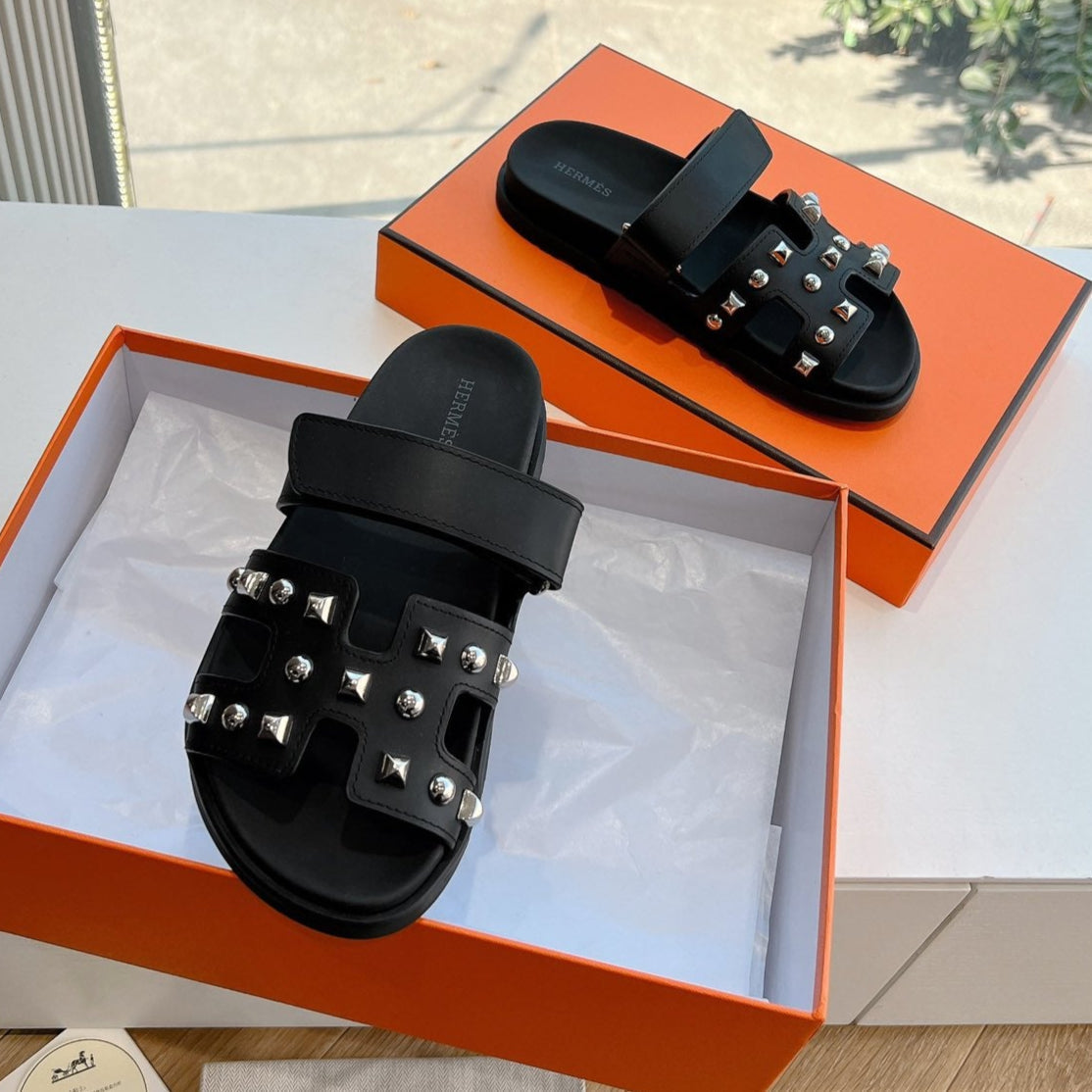 CHYPRE SANDAL IN BLACK CALFSKIN WITH STUDS、mysite、Cacoeks