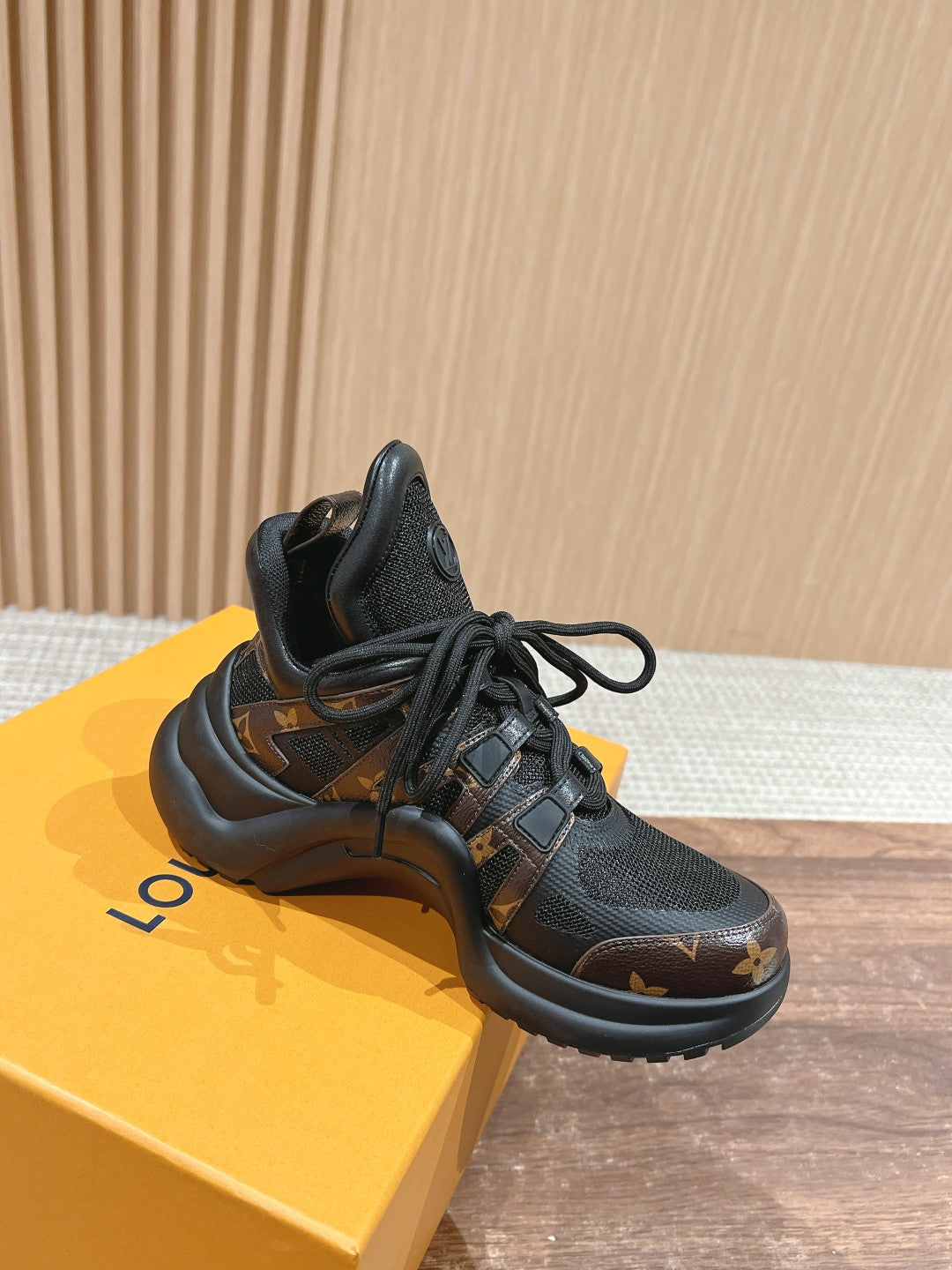 LV ARCHLIGHT SNEAKER IN BLACK CANVAS AND CHOCOLATE BROWN MONOGRAM CALFSKIN、mysite、Cacoeks