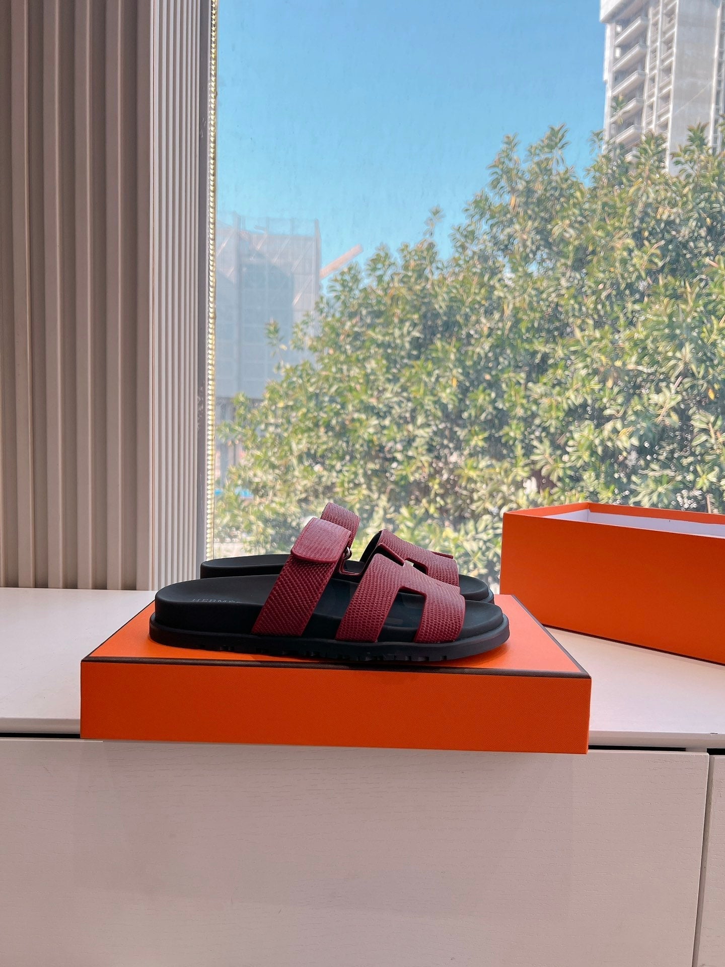 CHYPRE SANDAL IN CURRANT RED SHINY GRAINED CALFSKIN、mysite、Cacoeks