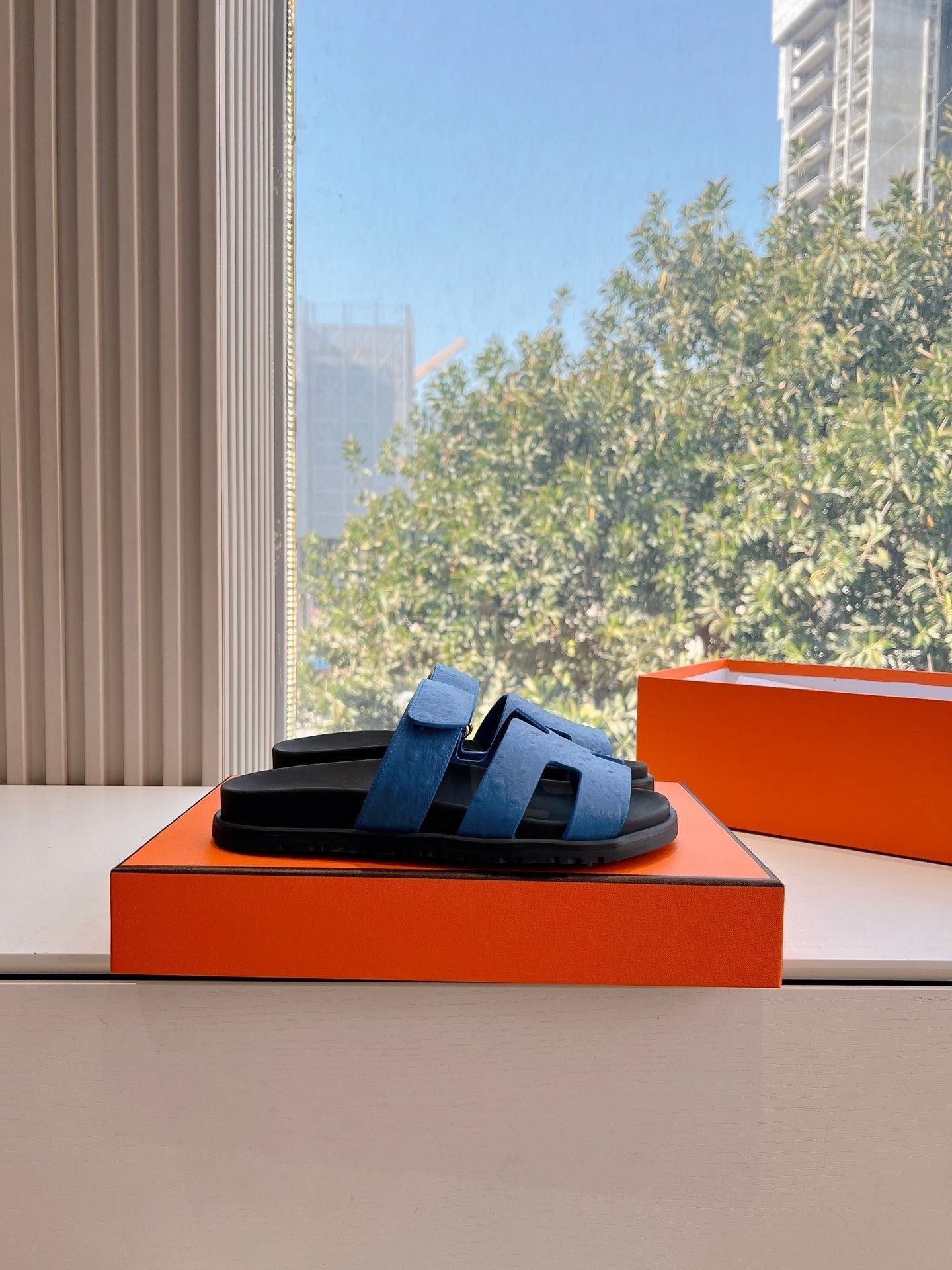 CHYPRE SANDAL IN COBALT BLUE GRAINED CALFSKIN、mysite、Cacoeks