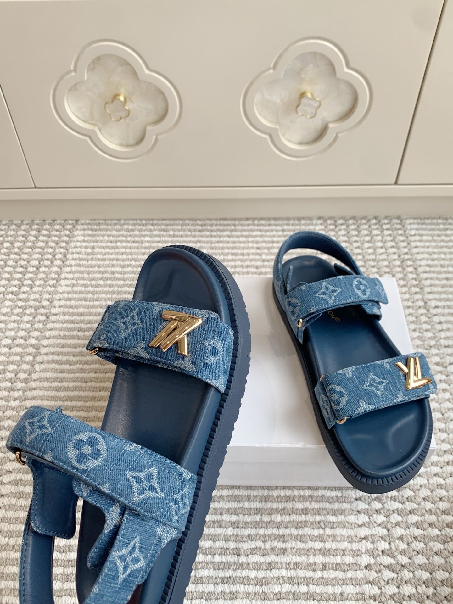 LV SANDALS 25S IN BLUE DENIM AND CALFSKIN WITH GOLD HARDWARE、mysite、Cacoeks