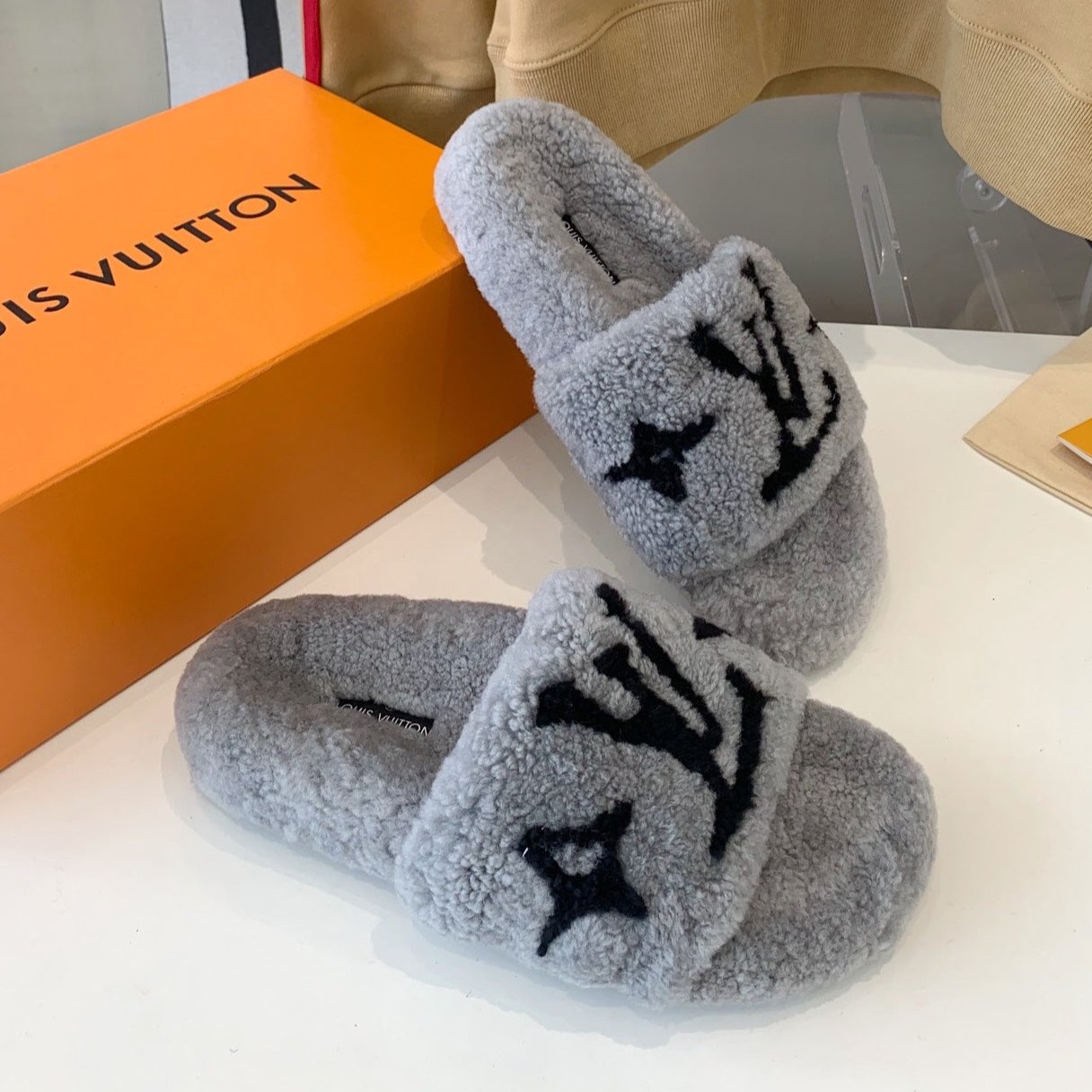 LV WOMEN'S PASEO FLAT SLIPPER IN GREY FLEECE WITH BLACK LOGO、mysite、Cacoeks