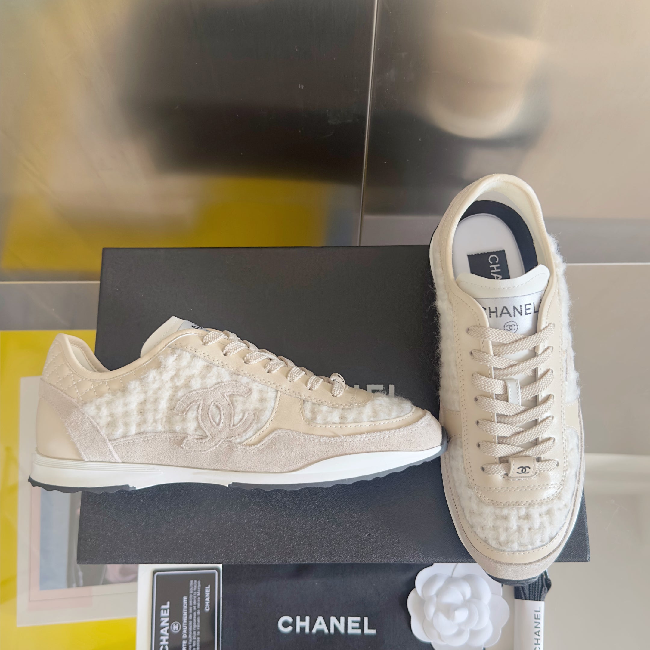 CHANEL 25S SNEAKERS 20MM IN WHITE CALFSKIN AND SUEDE、mysite、Cacoeks
