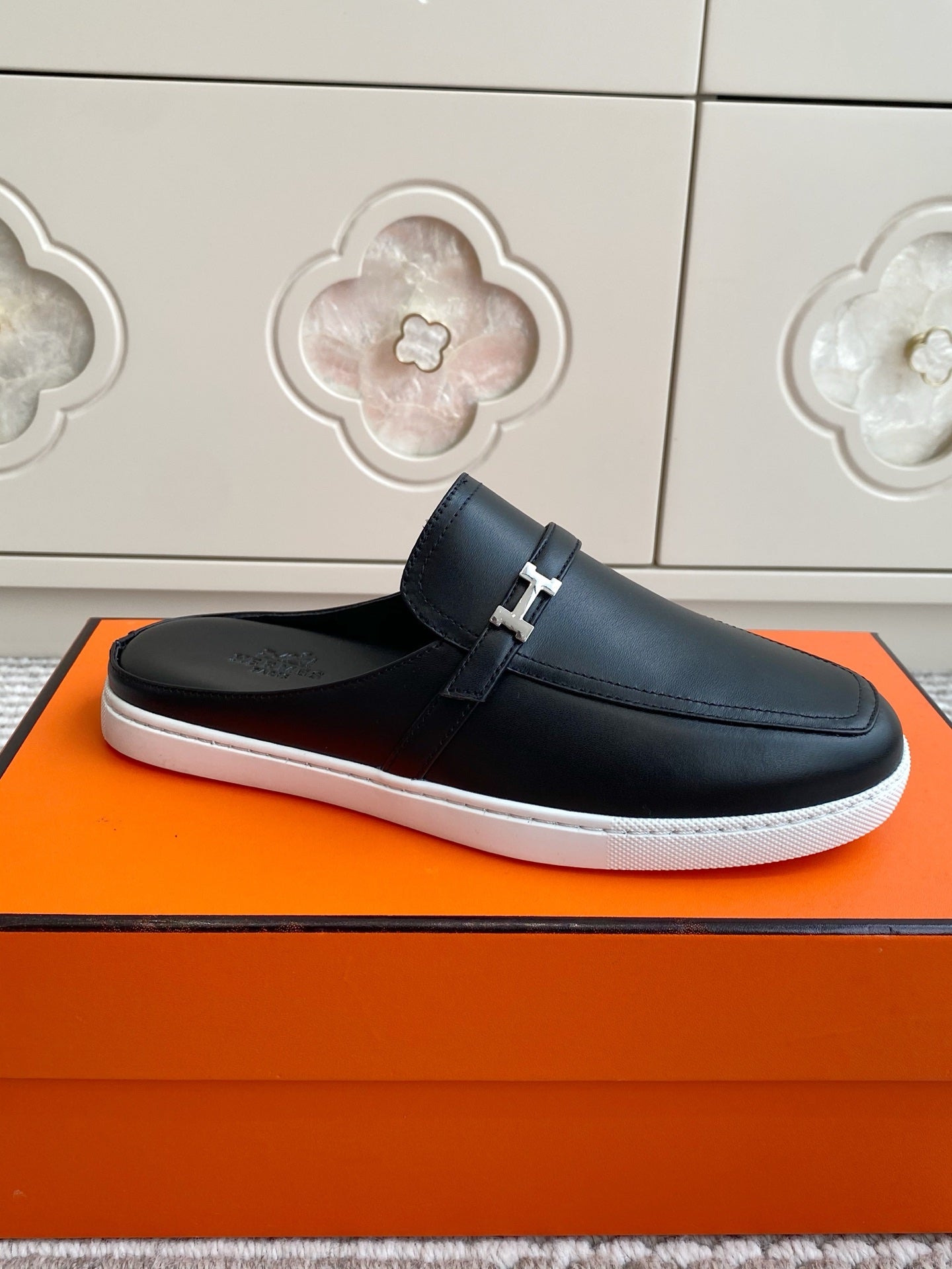 HM 25S MULES IN BLACK LAMBSKIN WITH SILVER HARDWARE、mysite、Cacoeks