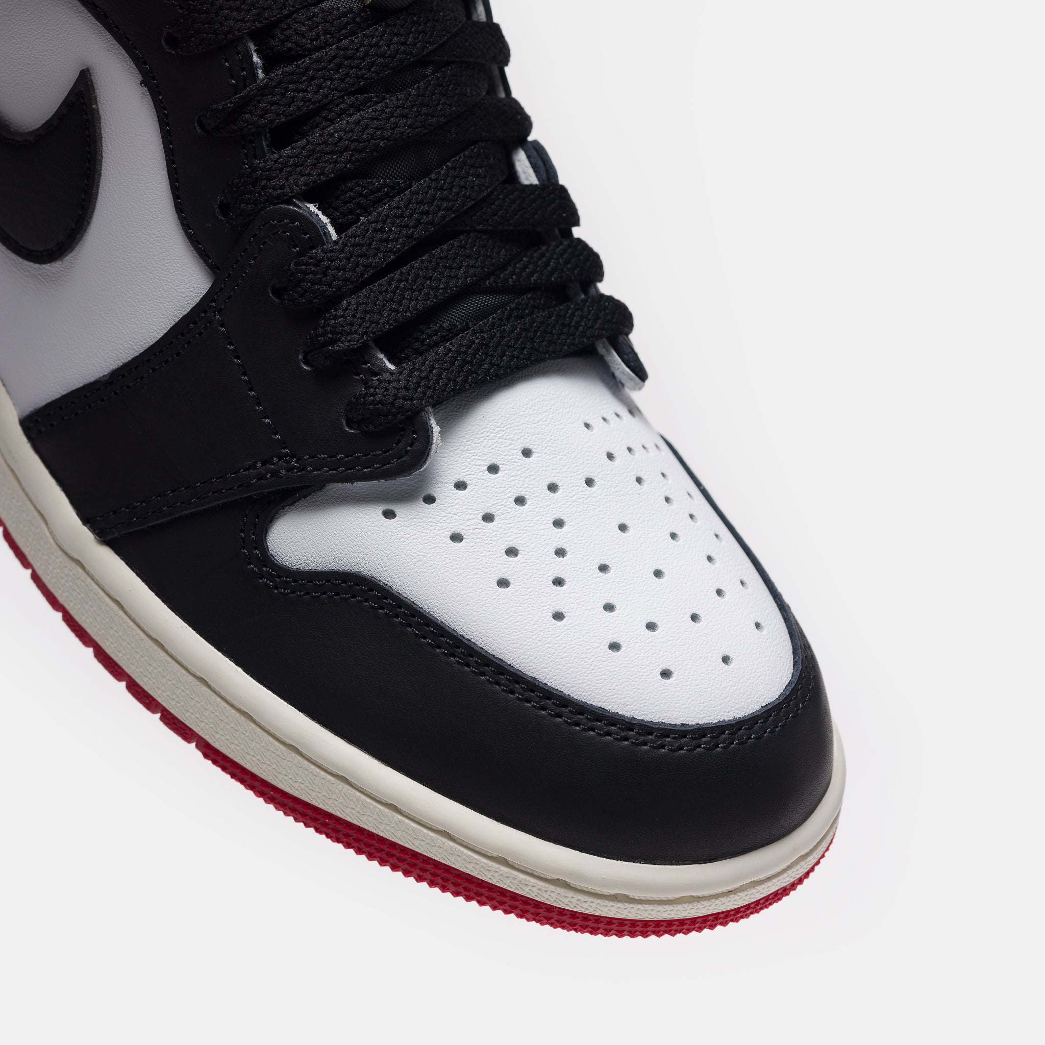 Air Jordan 1 Retro High OG Sneaker in White/Black/Varsity Red/Sail