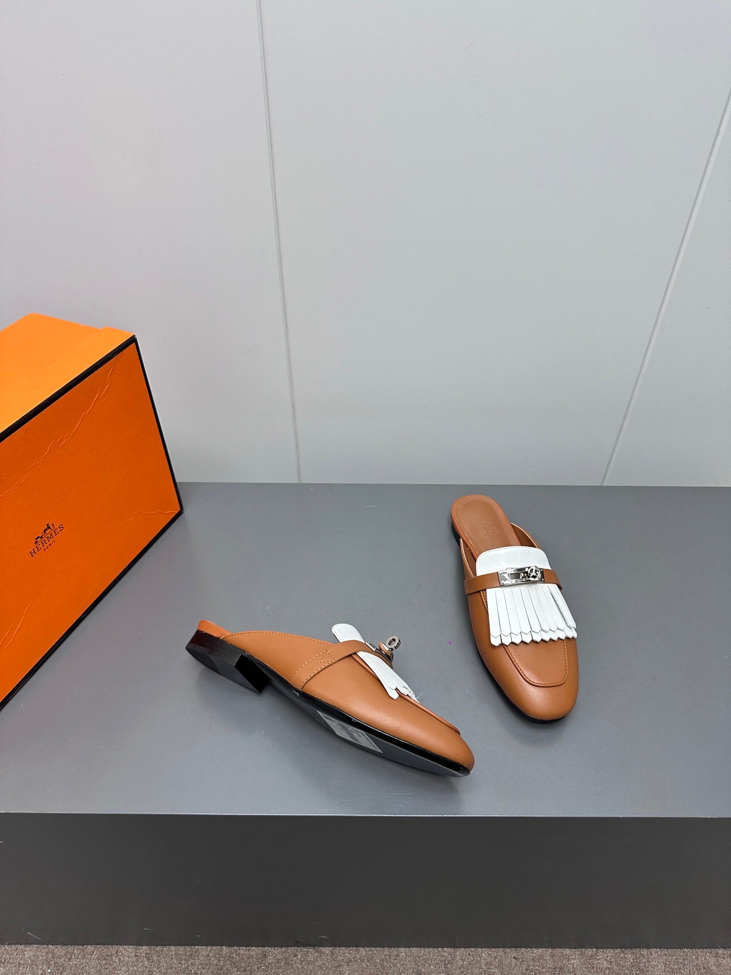 0Z MULE IN BRONZE BROWN LAMBSKIN WITH WHITE FRINGE DETAIL、mysite、Cacoeks