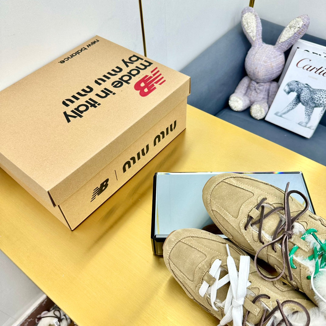 MIUXNB 530 SNEAKERS IN DARK BEIGE SUEDE SHEARLING、mysite、Cacoeks