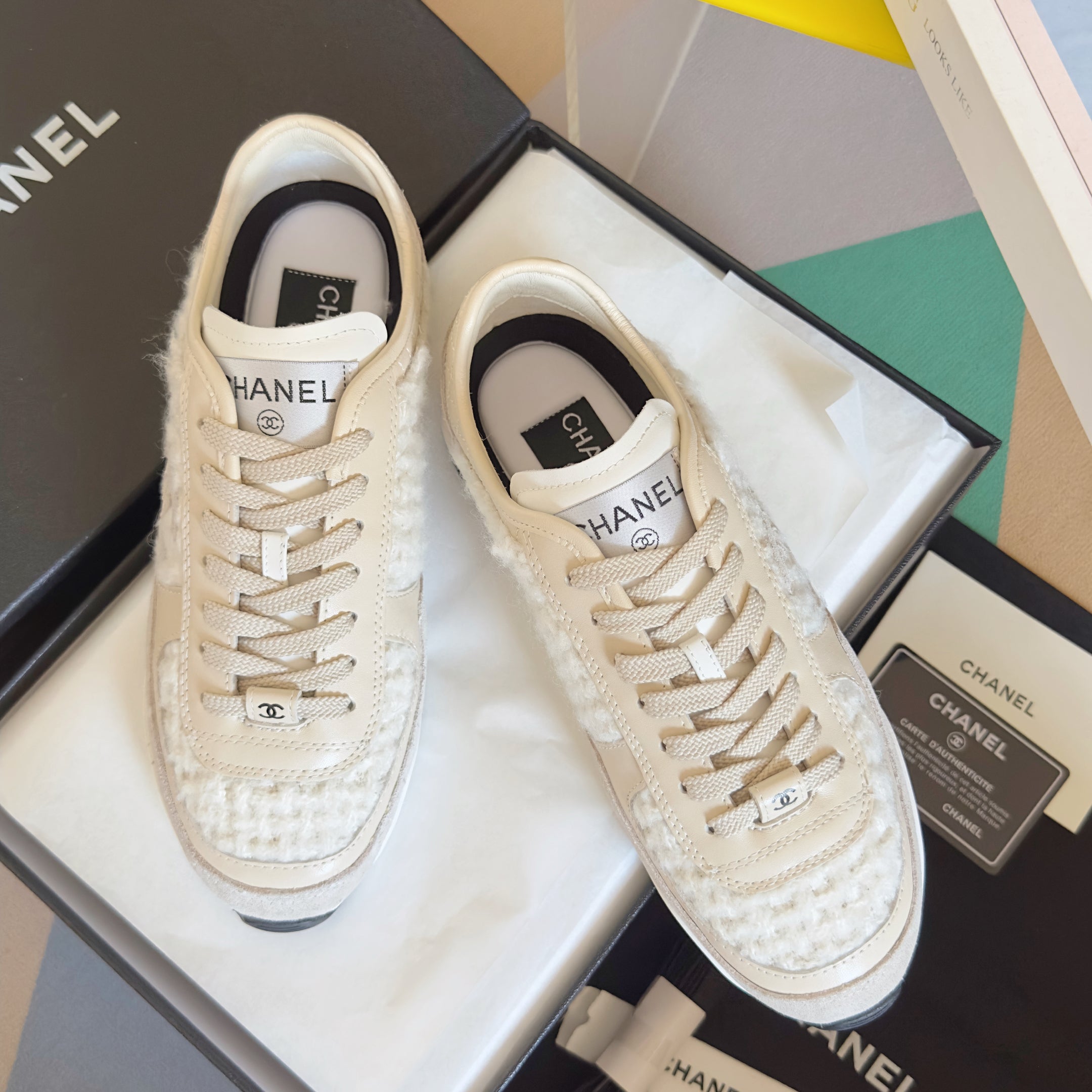 CHANEL 25S SNEAKERS 20MM IN WHITE CALFSKIN AND SUEDE、mysite、Cacoeks