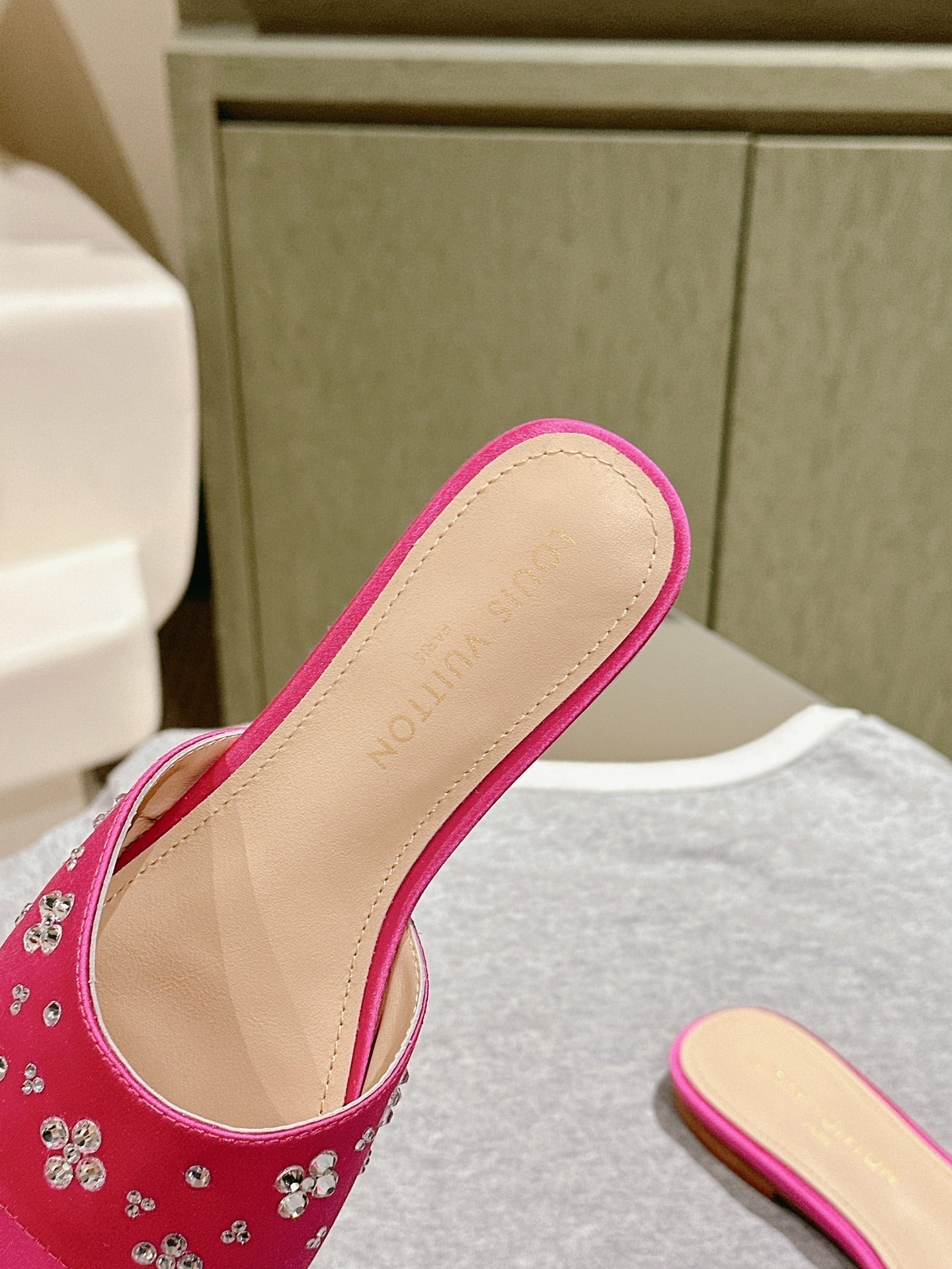LV WOMEN FLAT MULE IN DEEP PINK SATIN WITH RHINESTONE、mysite、Cacoeks