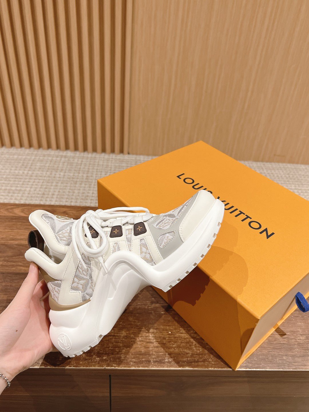 LV ARCHLIGHT SNEAKER IN WHITE MIX PALE GRAY CALFSKIN AND MONOGRAM DENIM、mysite、Cacoeks