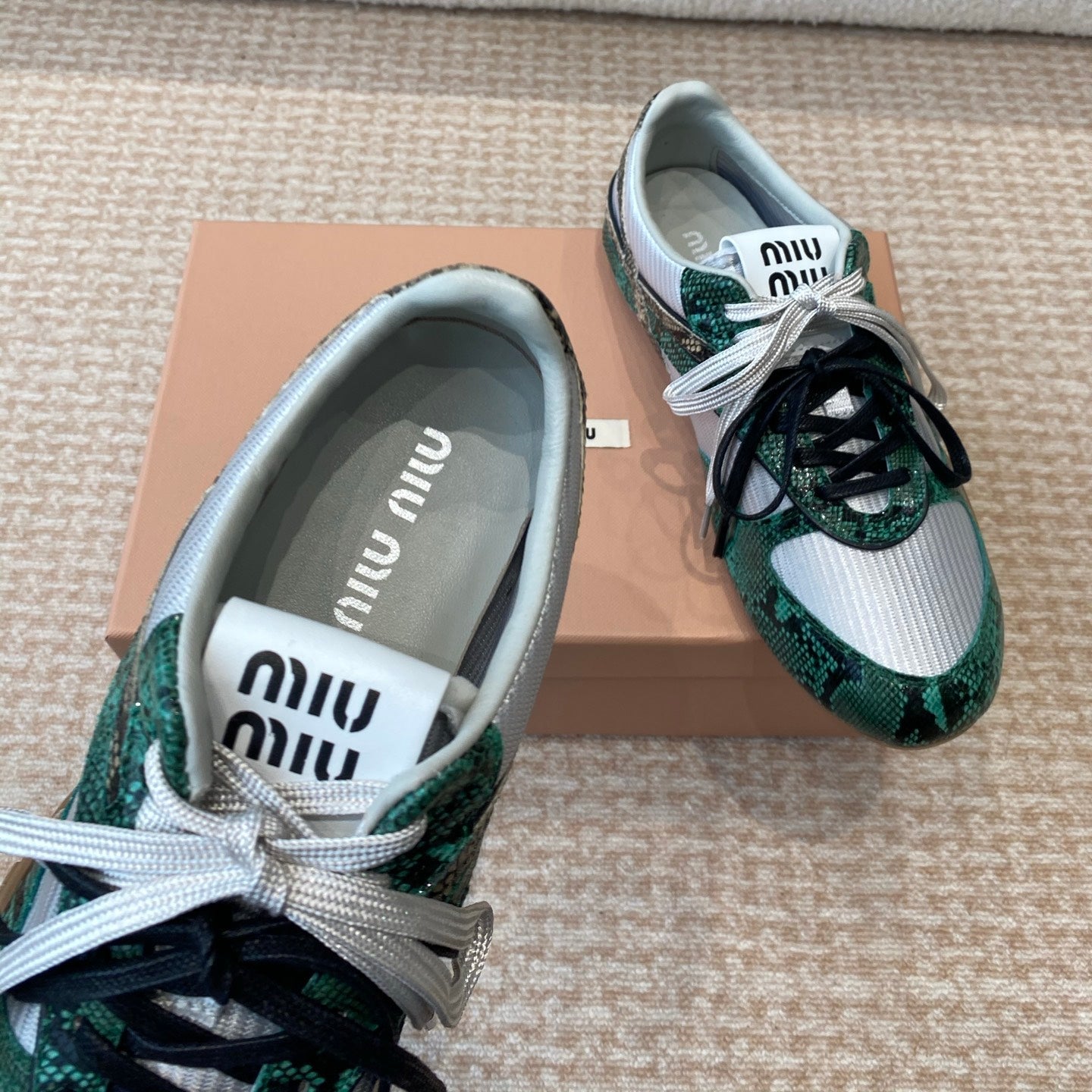 GYMNASIUM SNEAKER IN SILVER FABRIC AND DARK GREEN SNAKE EFFECT CALFSKIN、mysite、Cacoeks