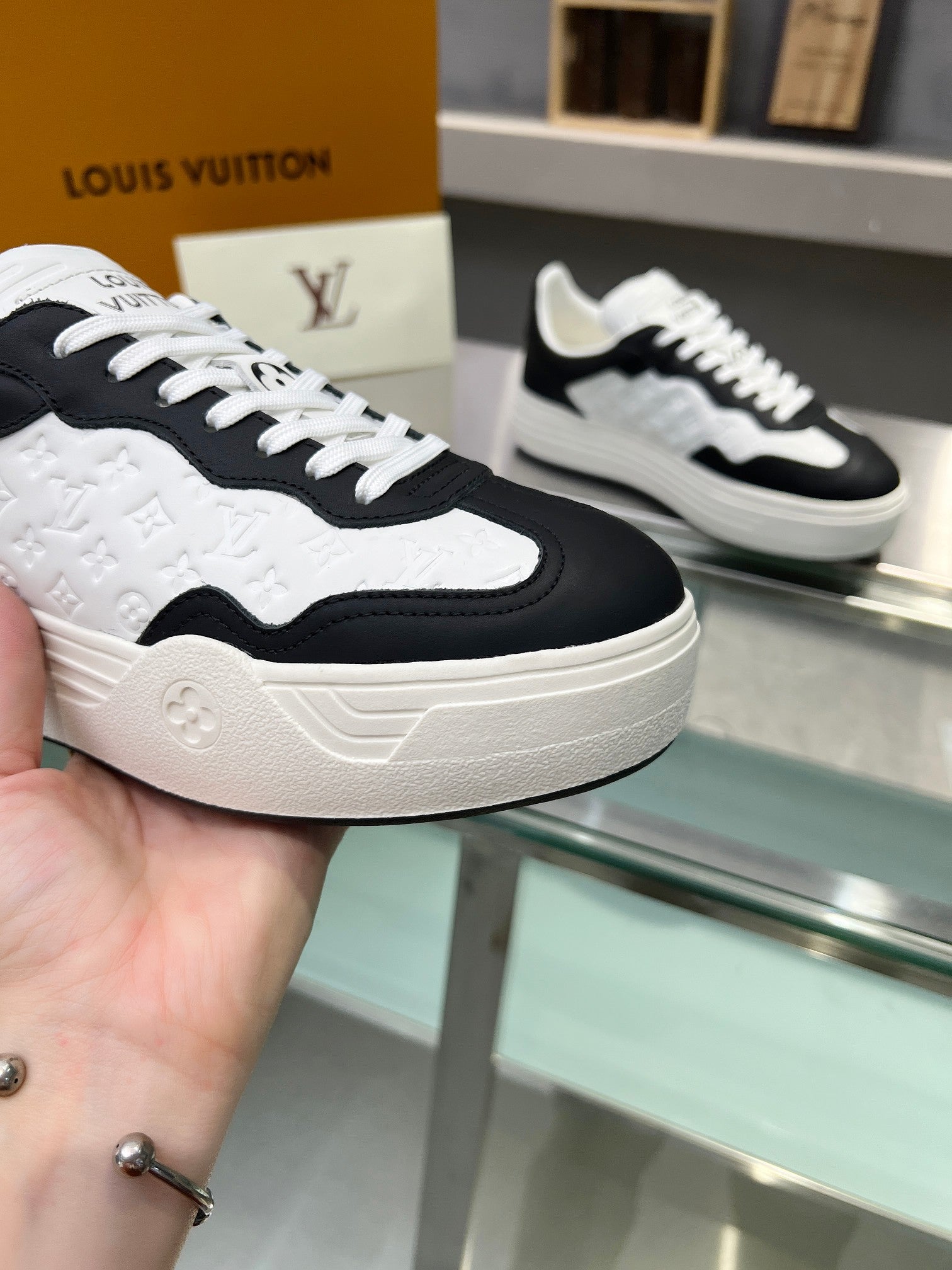 LV WOMEN GROOVY PLATFORM IN WHITE MIX BLACK EMBOSSED CALFSKIN、mysite、Cacoeks