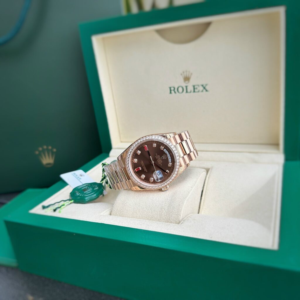 Đồng Hồ Rolex Nam Day-Date Super Fake 11 Ruby Mặt Chocolate EW 36mm (1)