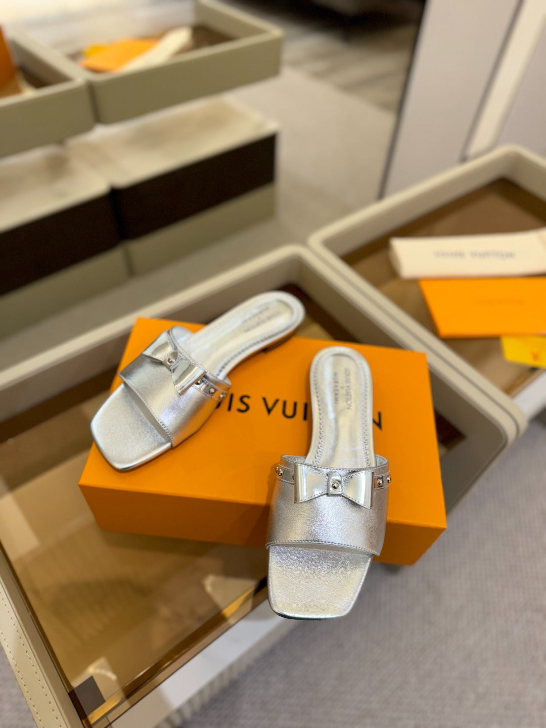 LV X TM 6AM FLAT MULE IN SILVER CALFSKIN、mysite、Cacoeks