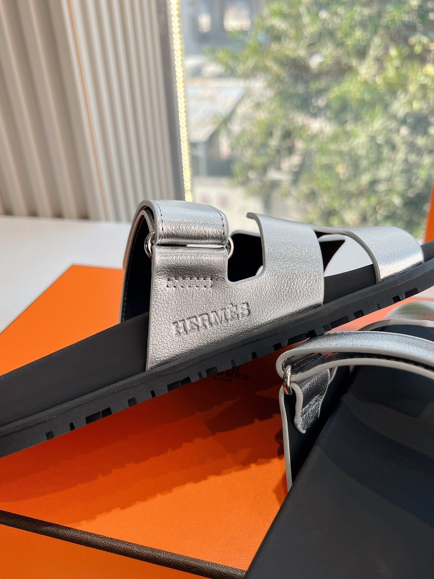 CHYPRE SANDAL IN SILVER METALLIC CALFSKIN、mysite、Cacoeks