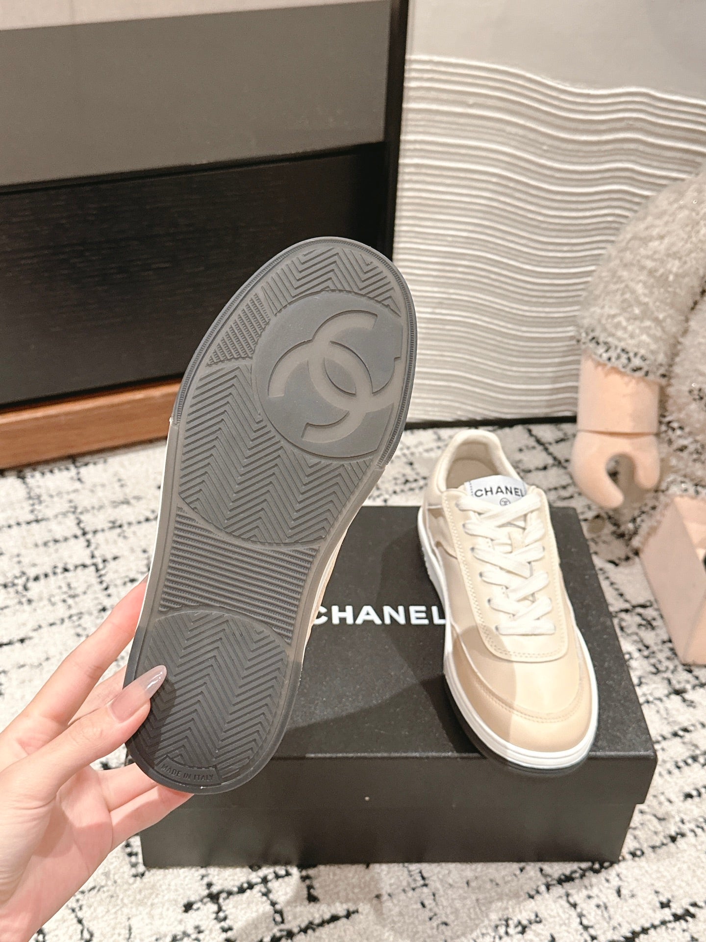 SNEAKER IN BISQUE BEIGE HAND-POLISHED CALFSKIN 977827、mysite、Cacoeks