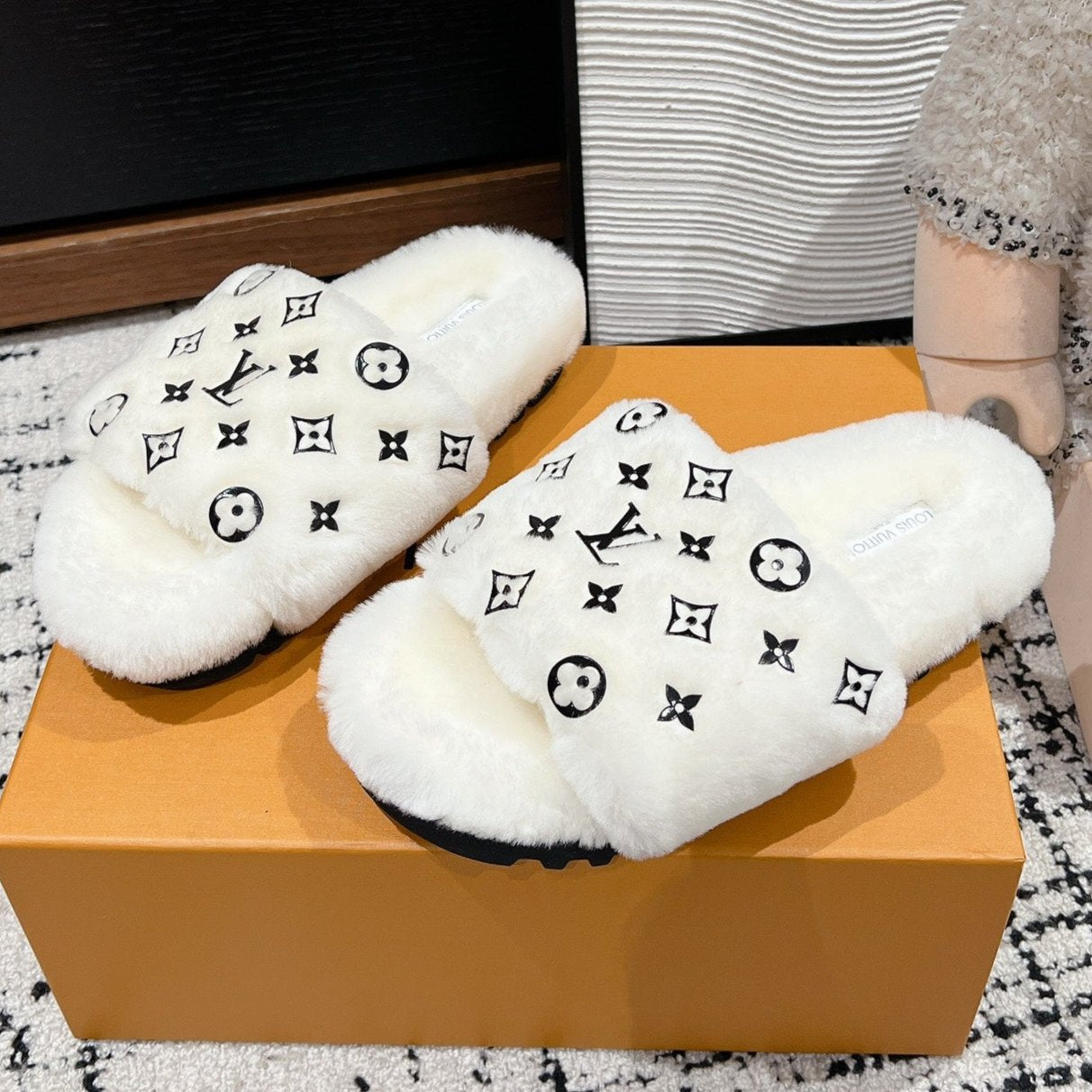 SLIPPER IN WHITE WOOL WITH BLACK LOGO、mysite、Cacoeks