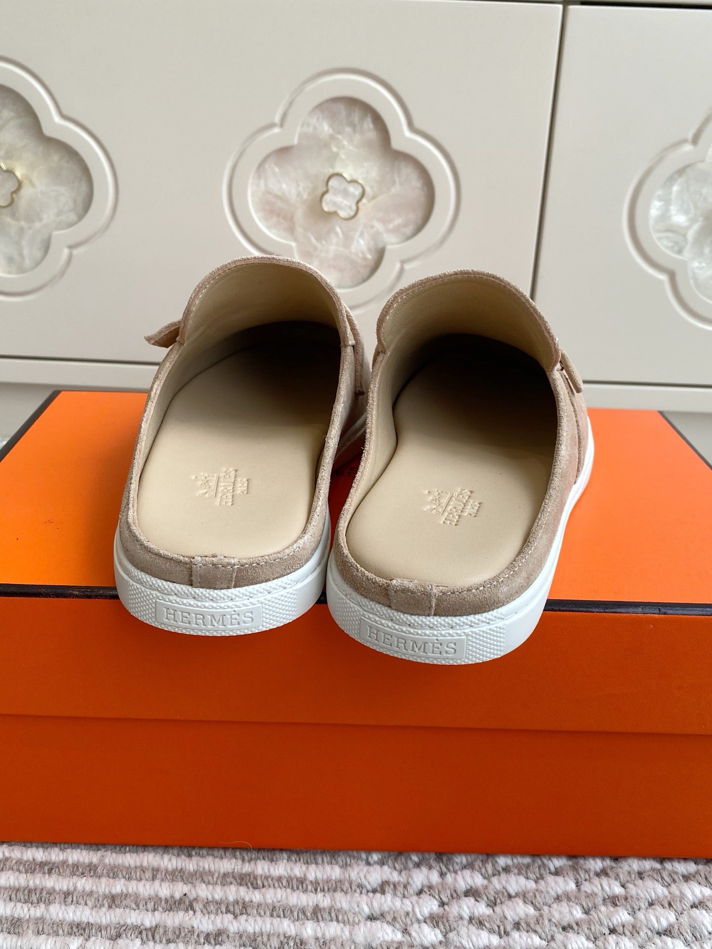 HM 25S MULES IN BEIGE SUEDE WITH SILVER HARDWARE、mysite、Cacoeks