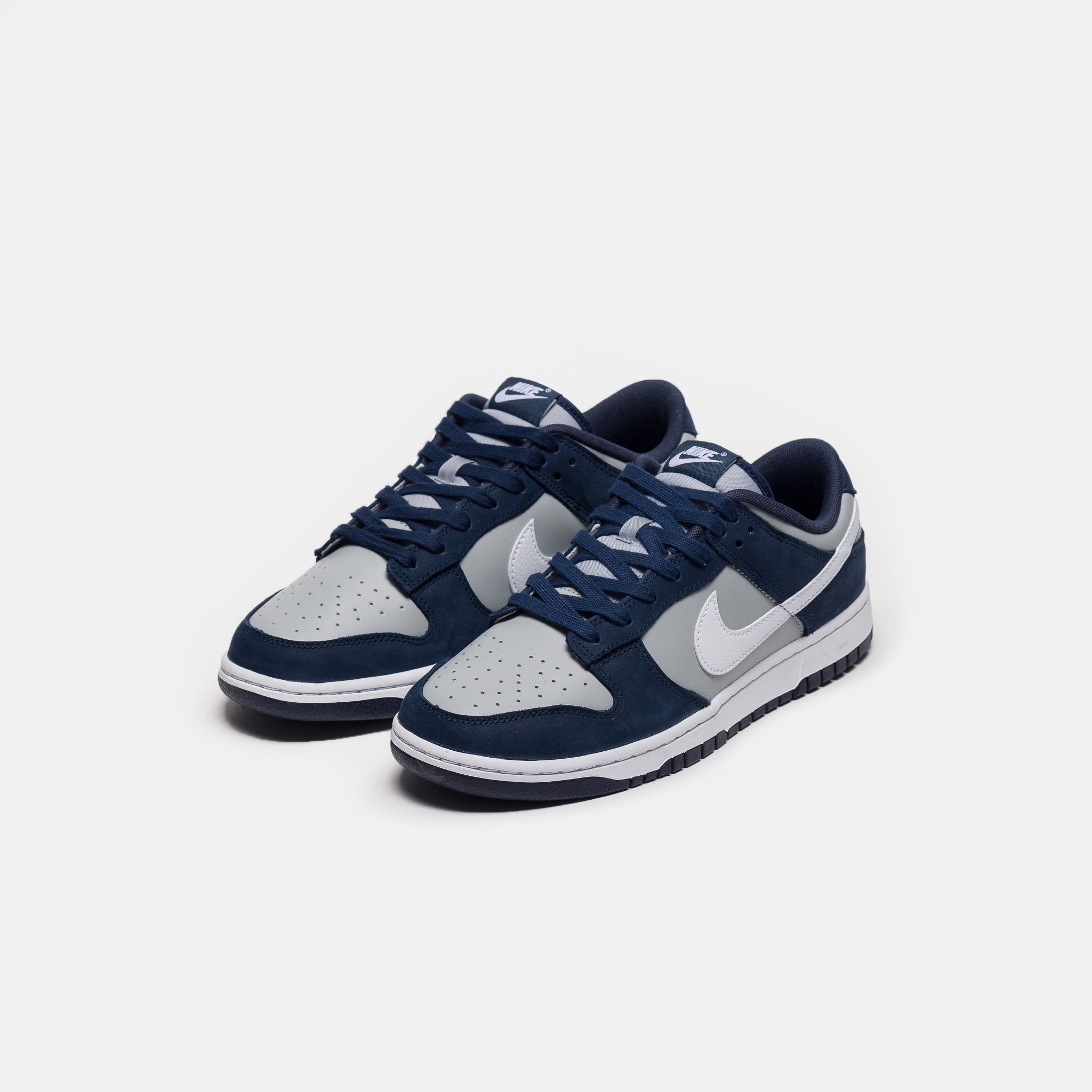 Dunk Low Sneaker in Obsidian/White/Light Smoke Grey