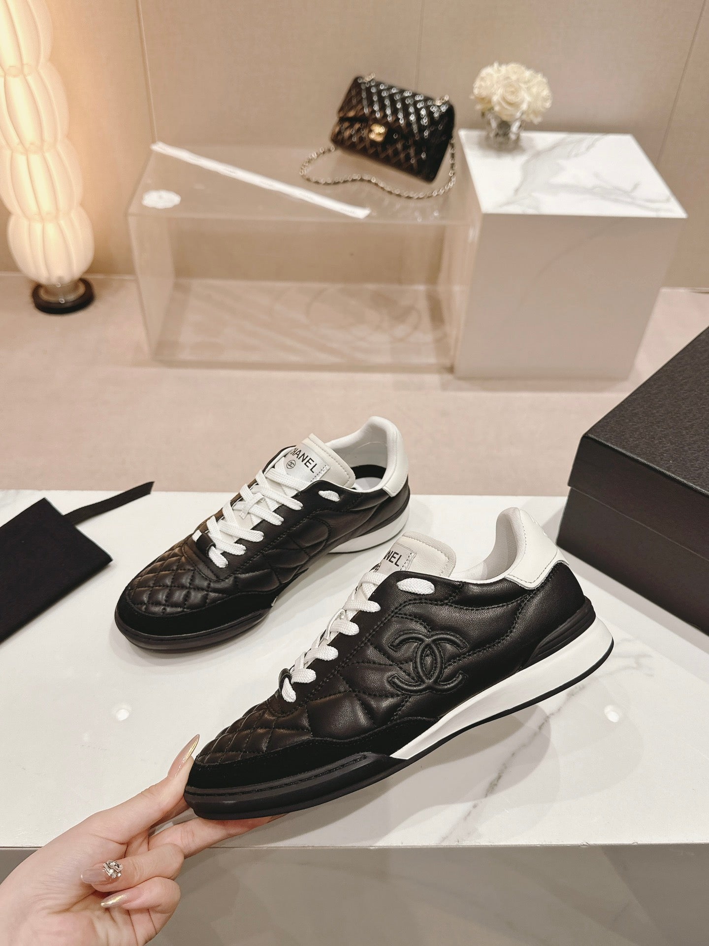 SNEAKERS IN GLOSSY BLACK LAMBSKIN、mysite、Cacoeks