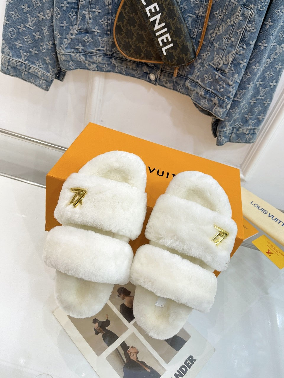 HALF MULE SLIPPERS IN WHITE FLEECE FEATURING METALLIC LOGO、mysite、Cacoeks