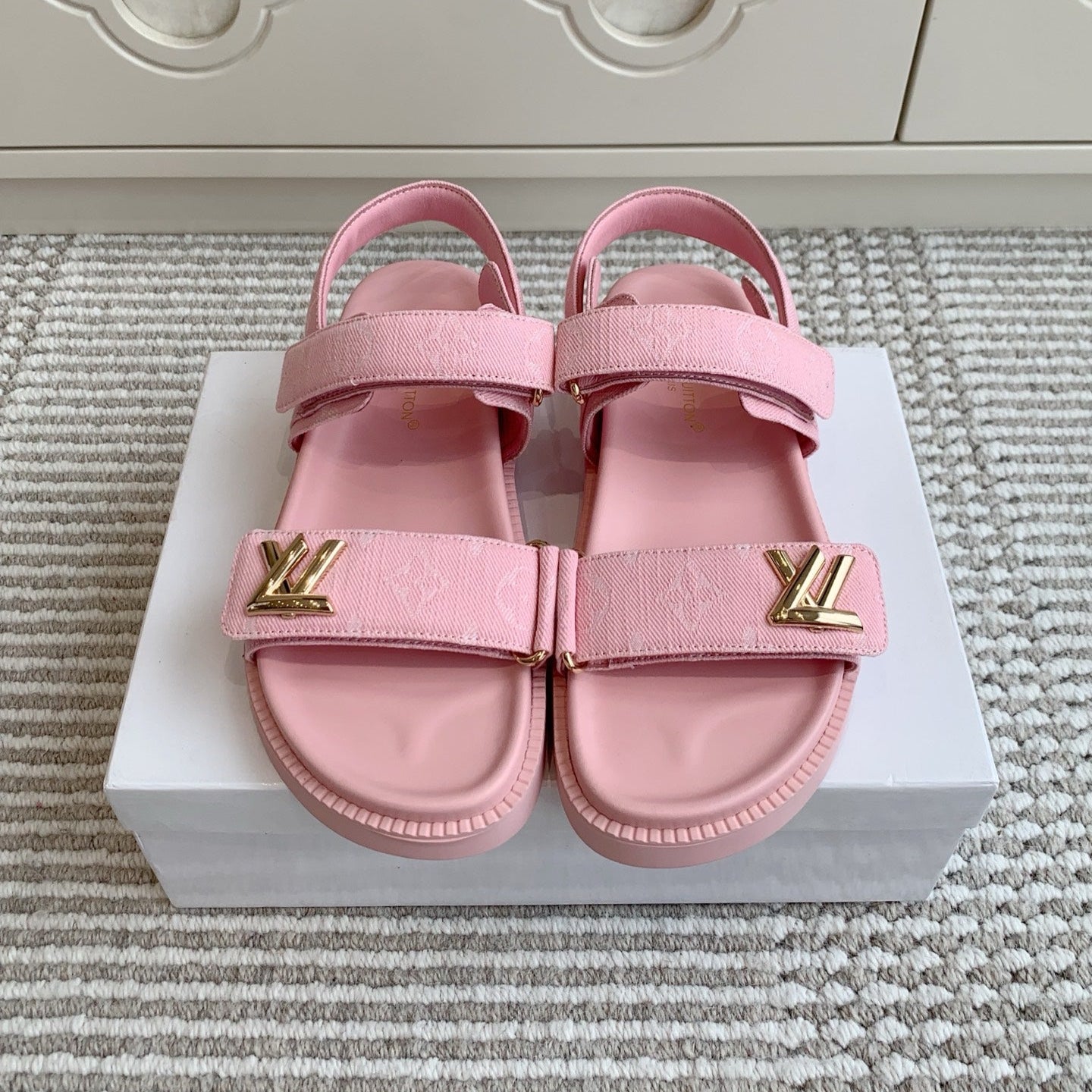 LV SANDALS 25S IN LIGHT PINK DENIM AND CALFSKIN WITH GOLD HARDWARE、mysite、Cacoeks
