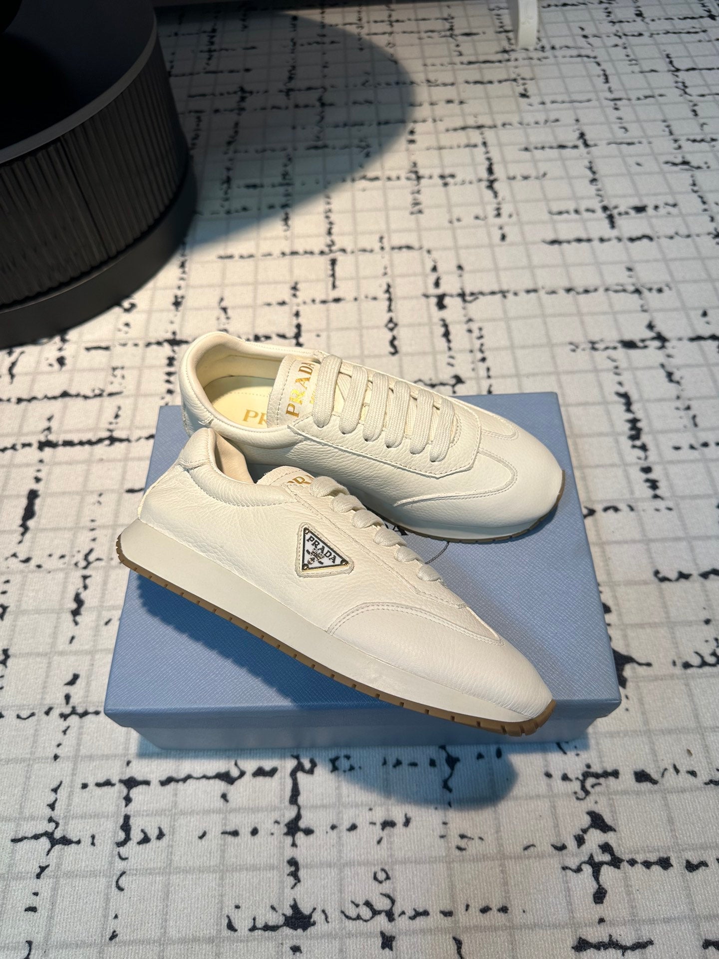 PRA TRIANGLE LOGO SNEAKERS WHITE CALFSKIN、mysite、Cacoeks