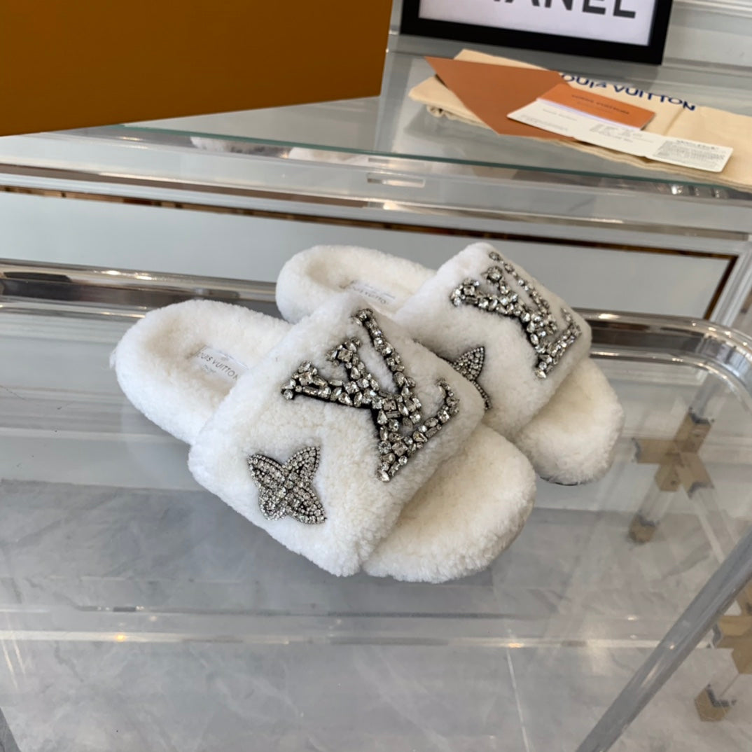 LV WOMEN'S PASEO FLAT SLIPPER IN WHITE FLEECE、mysite、Cacoeks