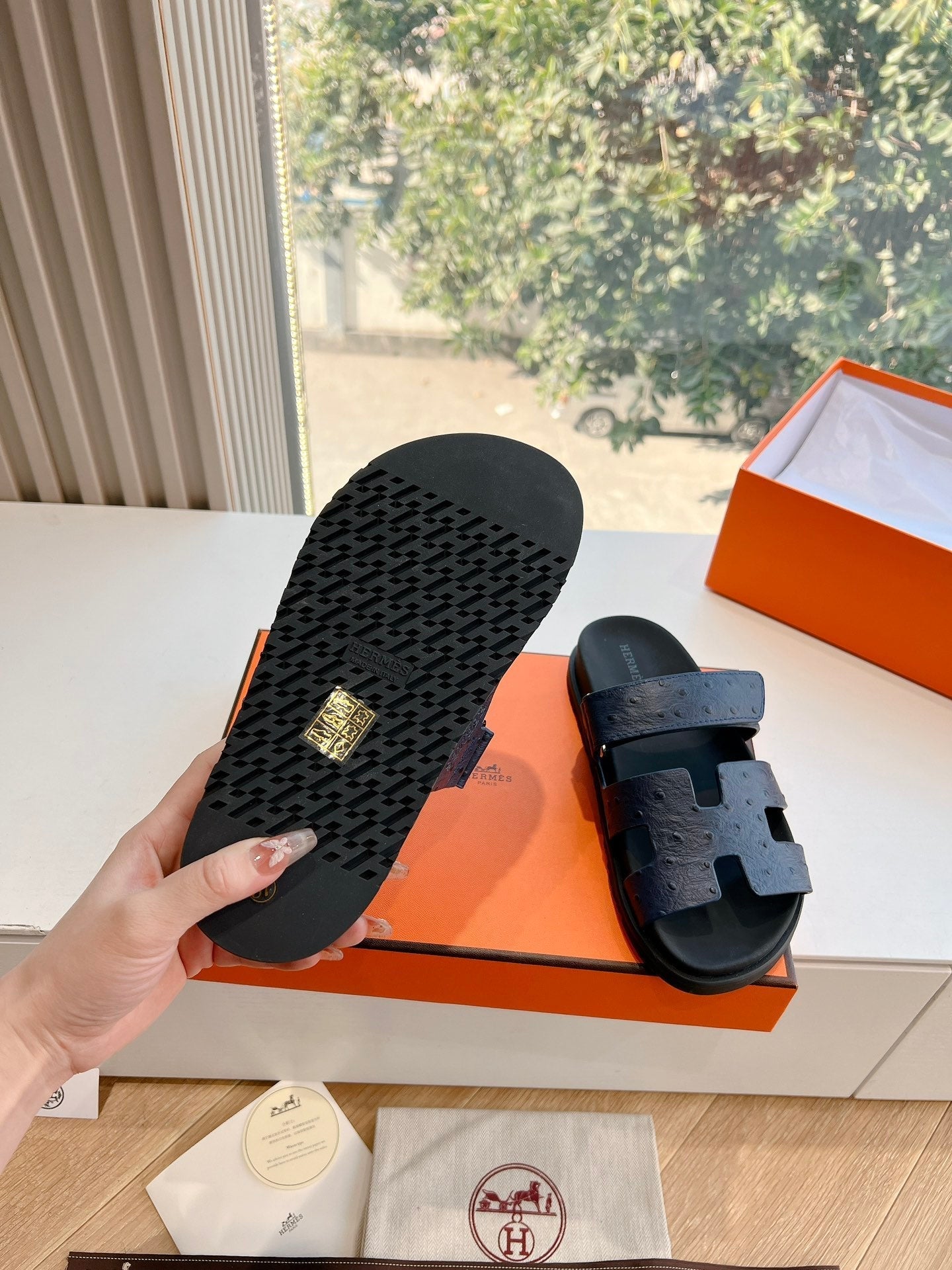 CHYPRE SANDAL IN BLACK GRAINED CALFSKIN、mysite、Cacoeks