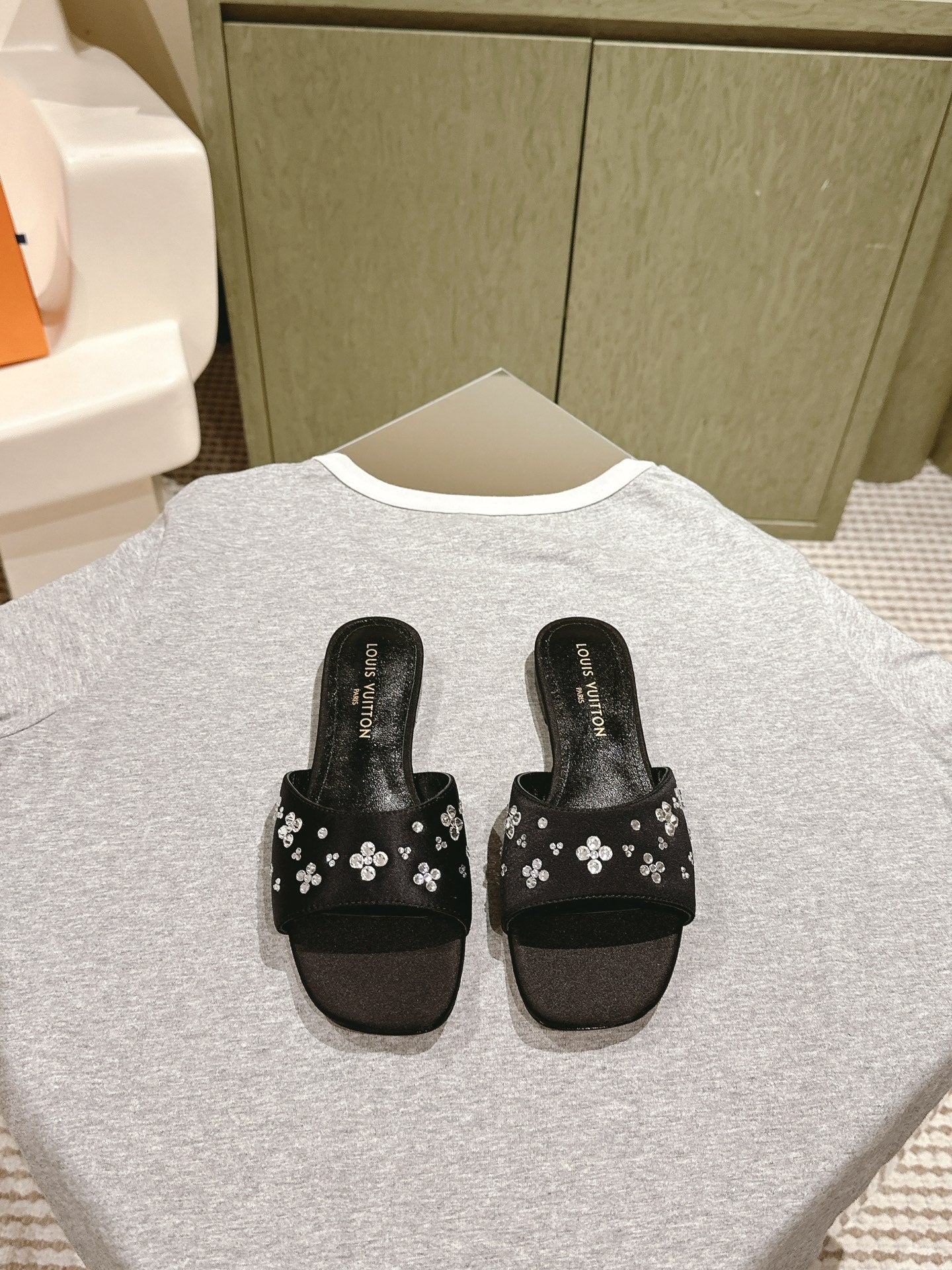 LV WOMEN FLAT MULE IN BLACK SATIN WITH RHINESTONE、mysite、Cacoeks