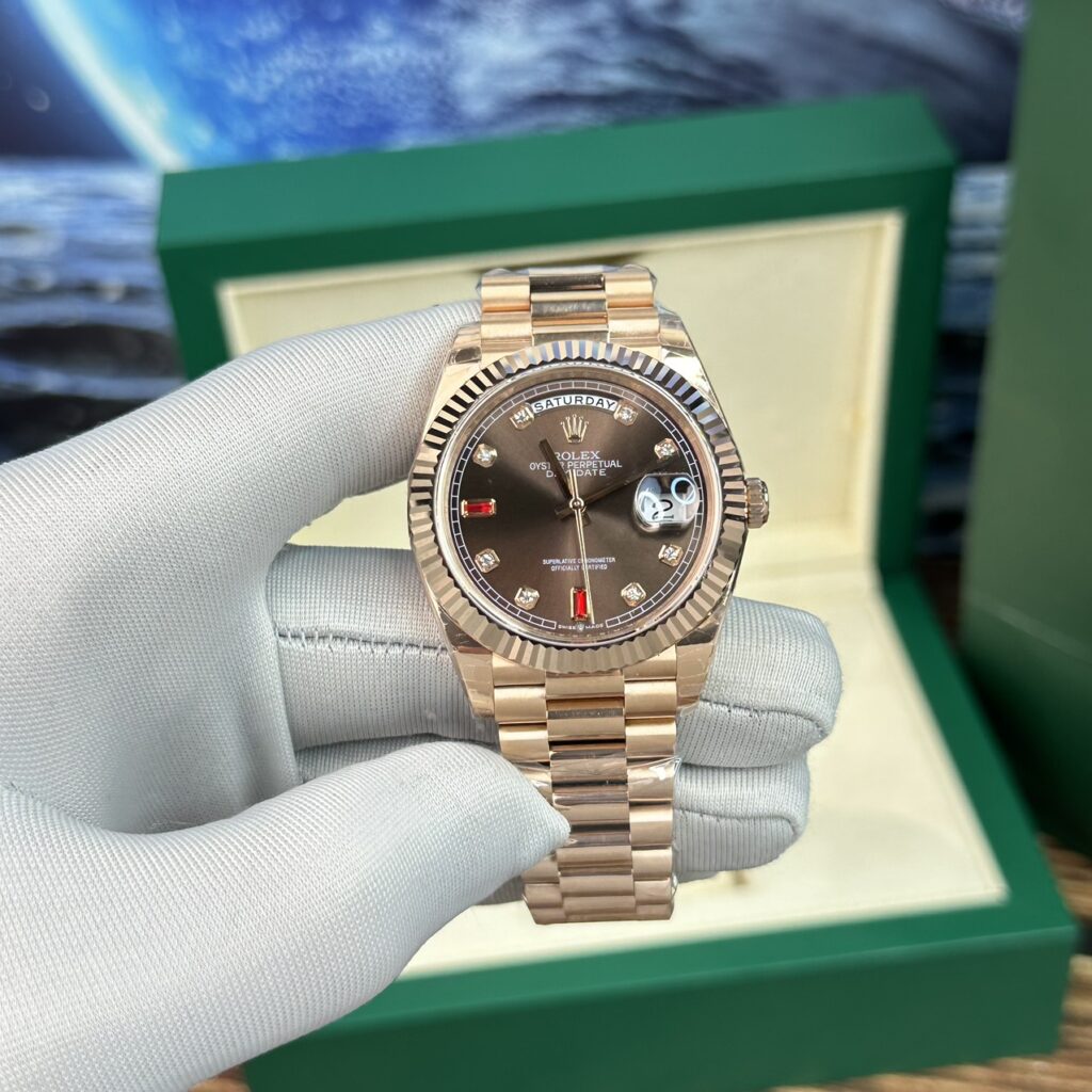 Đồng Hồ Rolex Day-Date Super Fake Cọc Số Ruby Đỏ Nhà Máy EW 40mm (1)