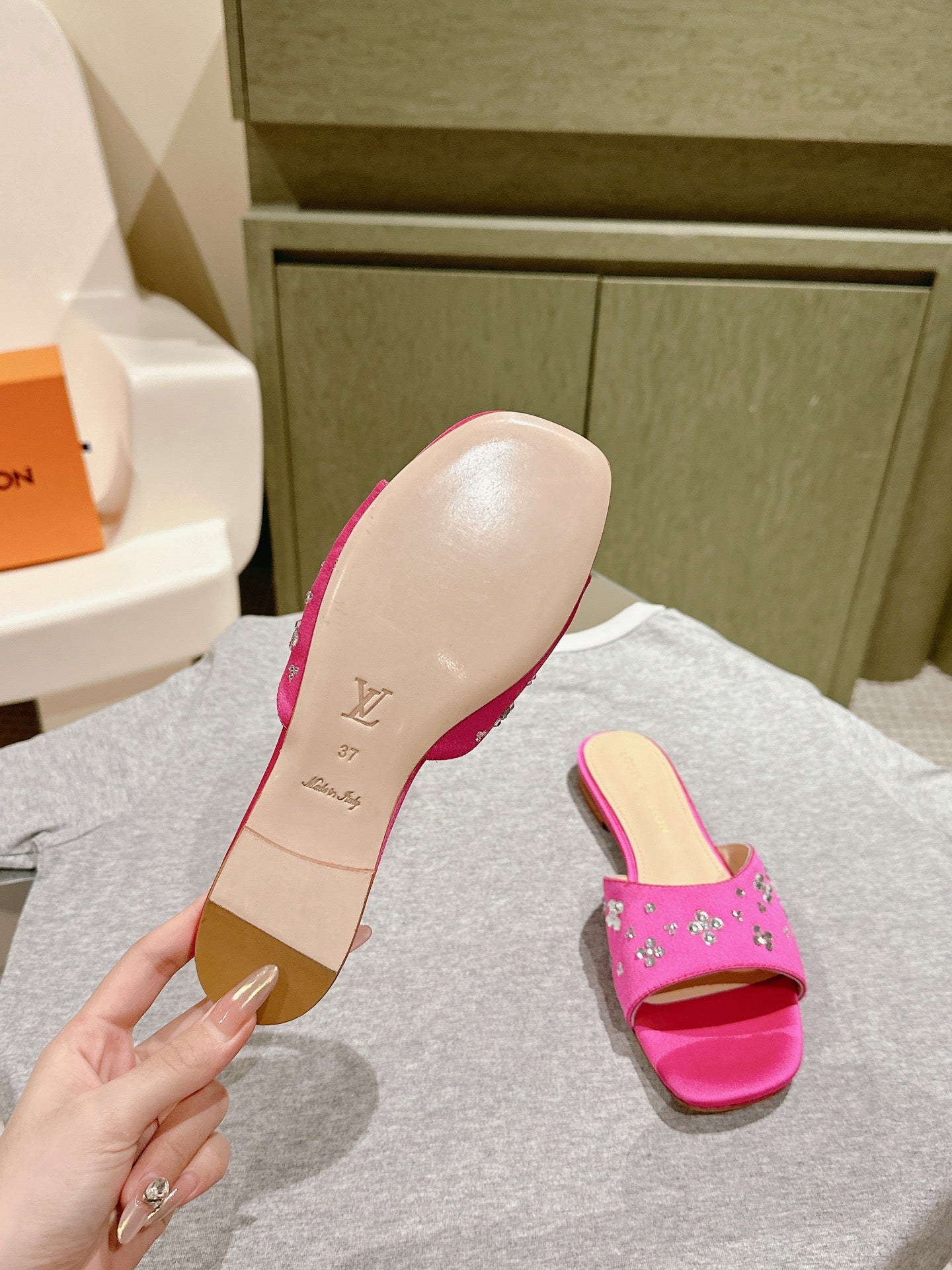 LV WOMEN FLAT MULE IN DEEP PINK SATIN WITH RHINESTONE、mysite、Cacoeks