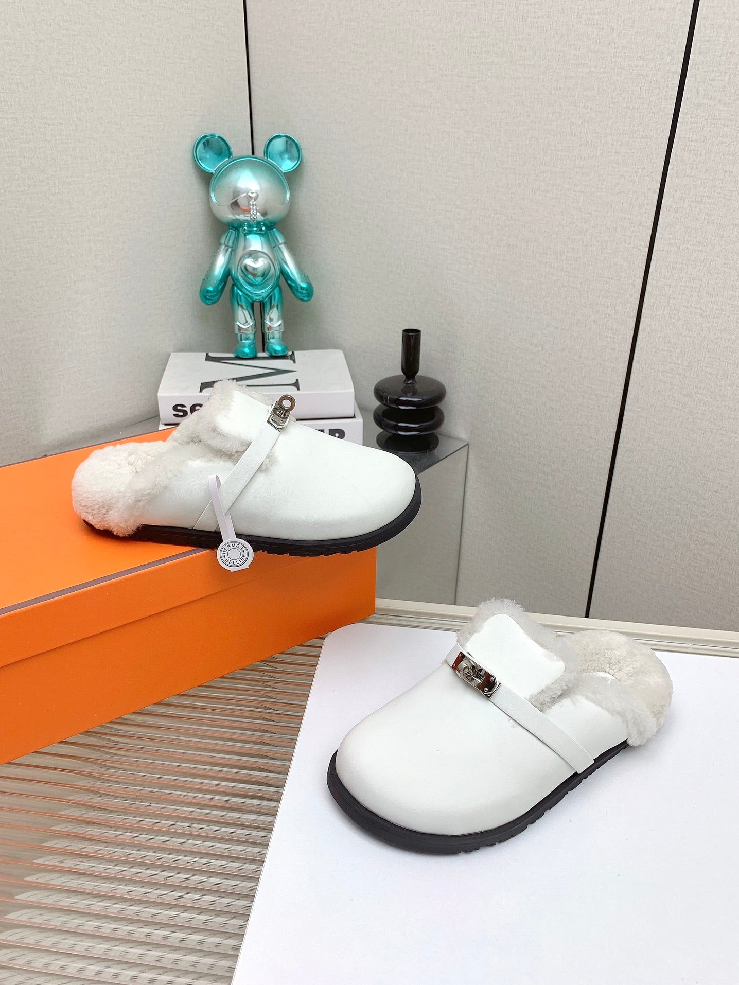 SLIP-ON MULE IN WHITE CALFSKIN AND SHEARLING LINING、mysite、Cacoeks