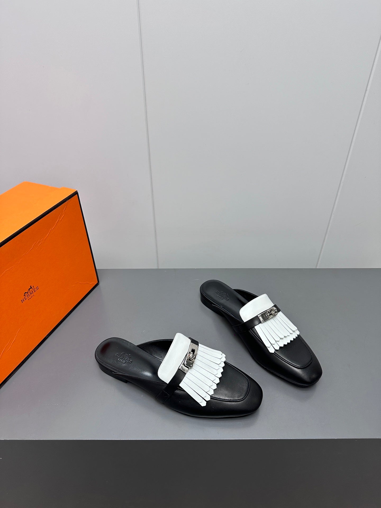 0Z MULE IN BLACK LAMBSKIN WITH WHITE FRINGE DETAIL、mysite、Cacoeks