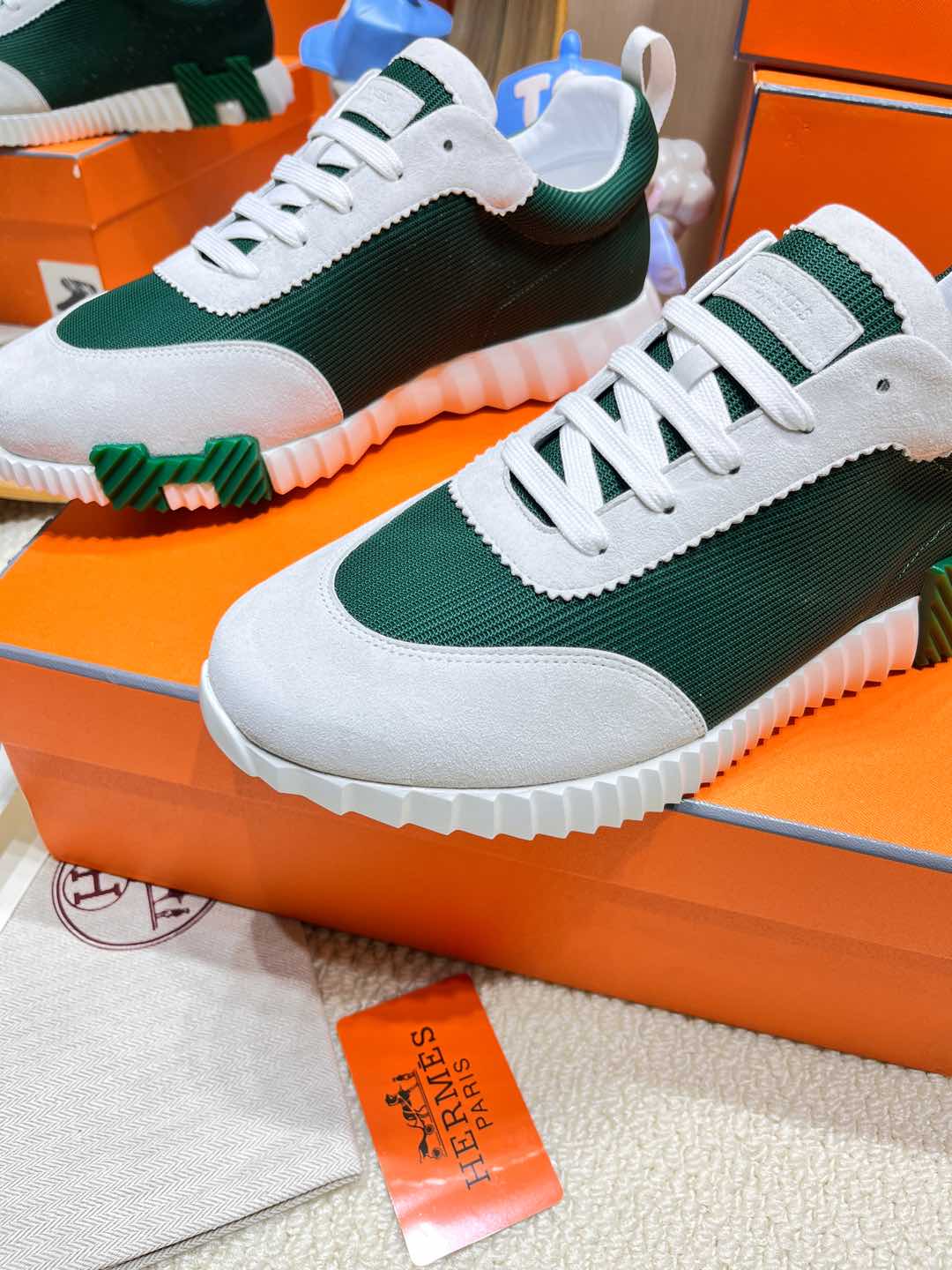 BOUNCING SNEAKER IN PALE GRAY SUEDE AND GREEN FOREST KNIT、mysite、Cacoeks