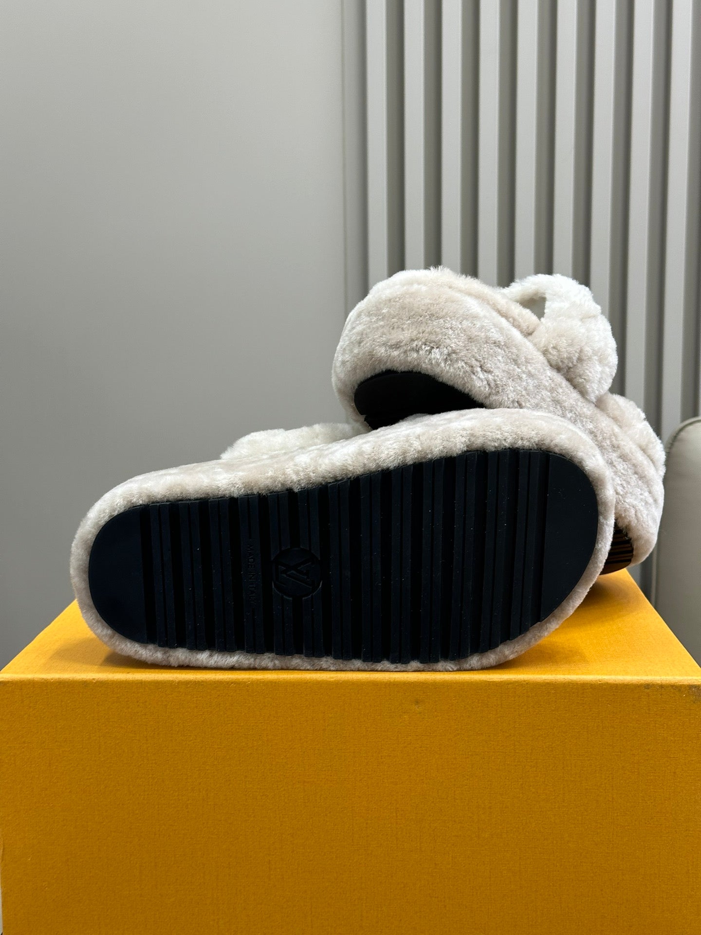 LV WOMEN SUNSET PLATFORM COMFORT MULE IN BEIGE FLEECE、mysite、Cacoeks