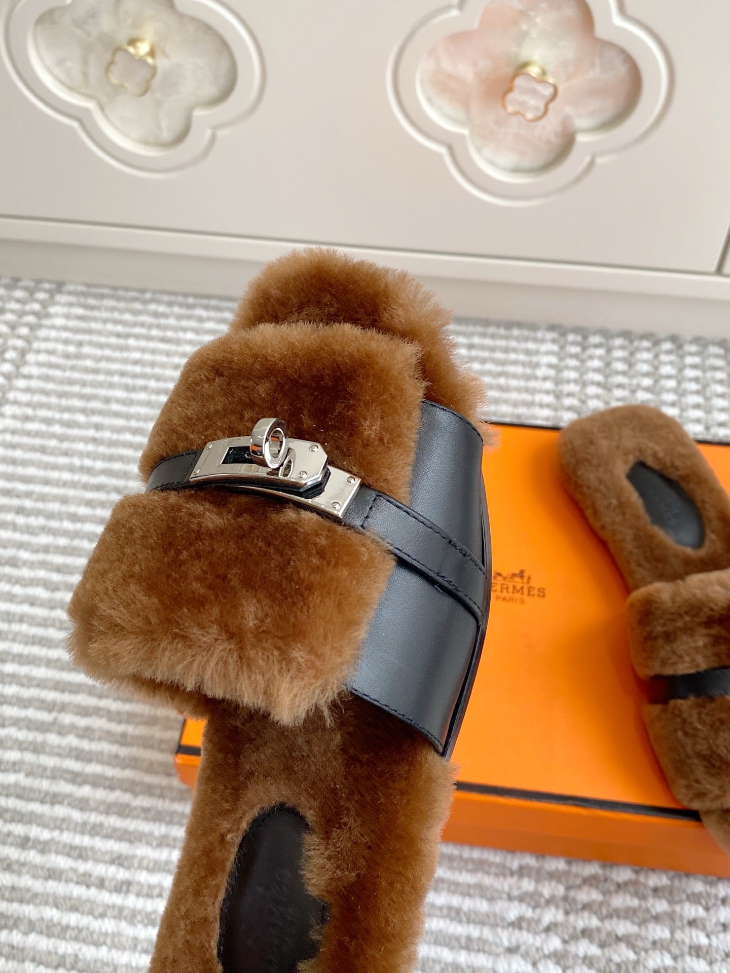 HM 25S GIULIA SANDAL IN BROWN SHEARLING WITH SILVER HARDWARE、mysite、Cacoeks