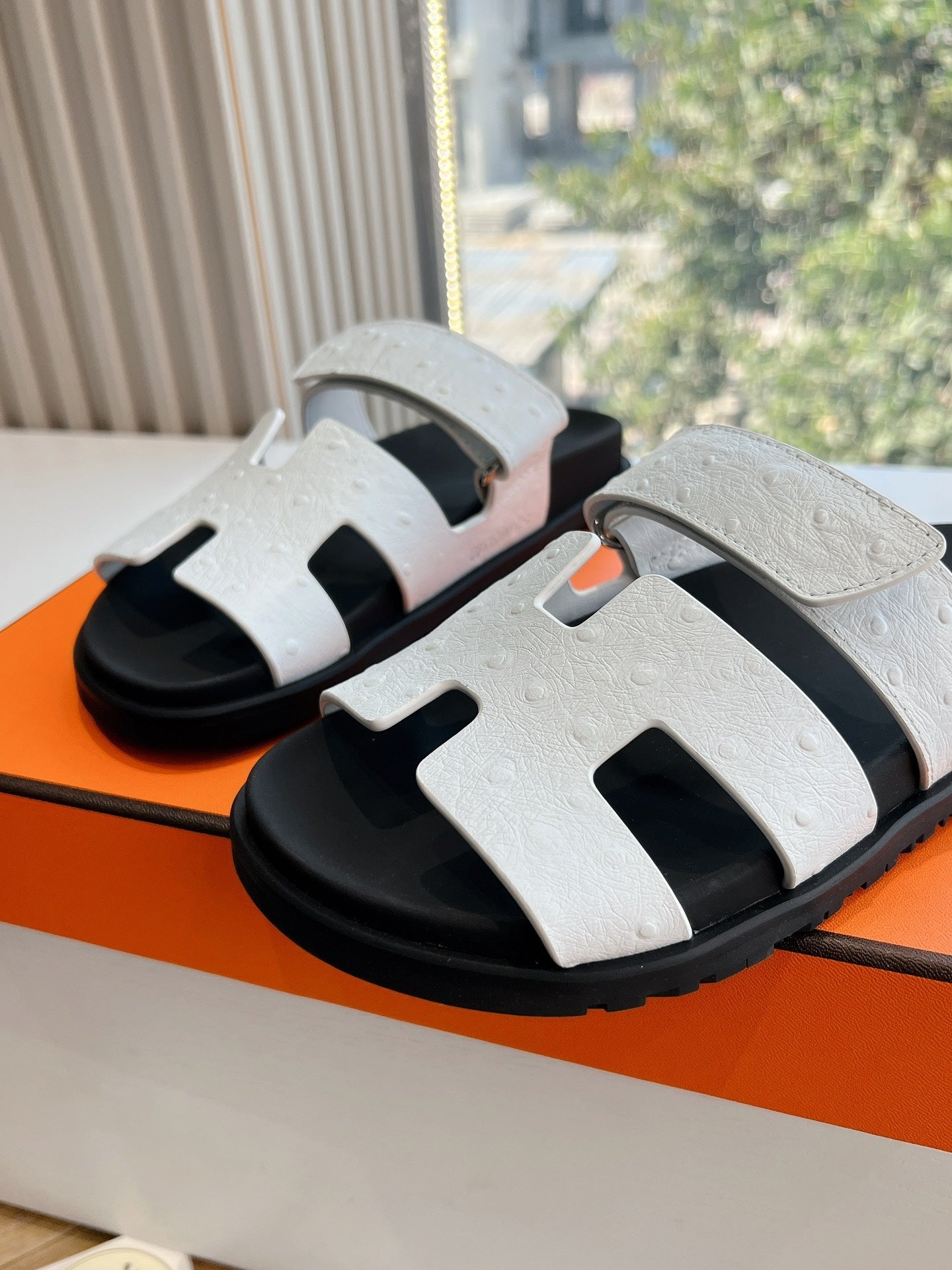 CHYPRE SANDAL IN WHITE GRAINED CALFSKIN、mysite、Cacoeks